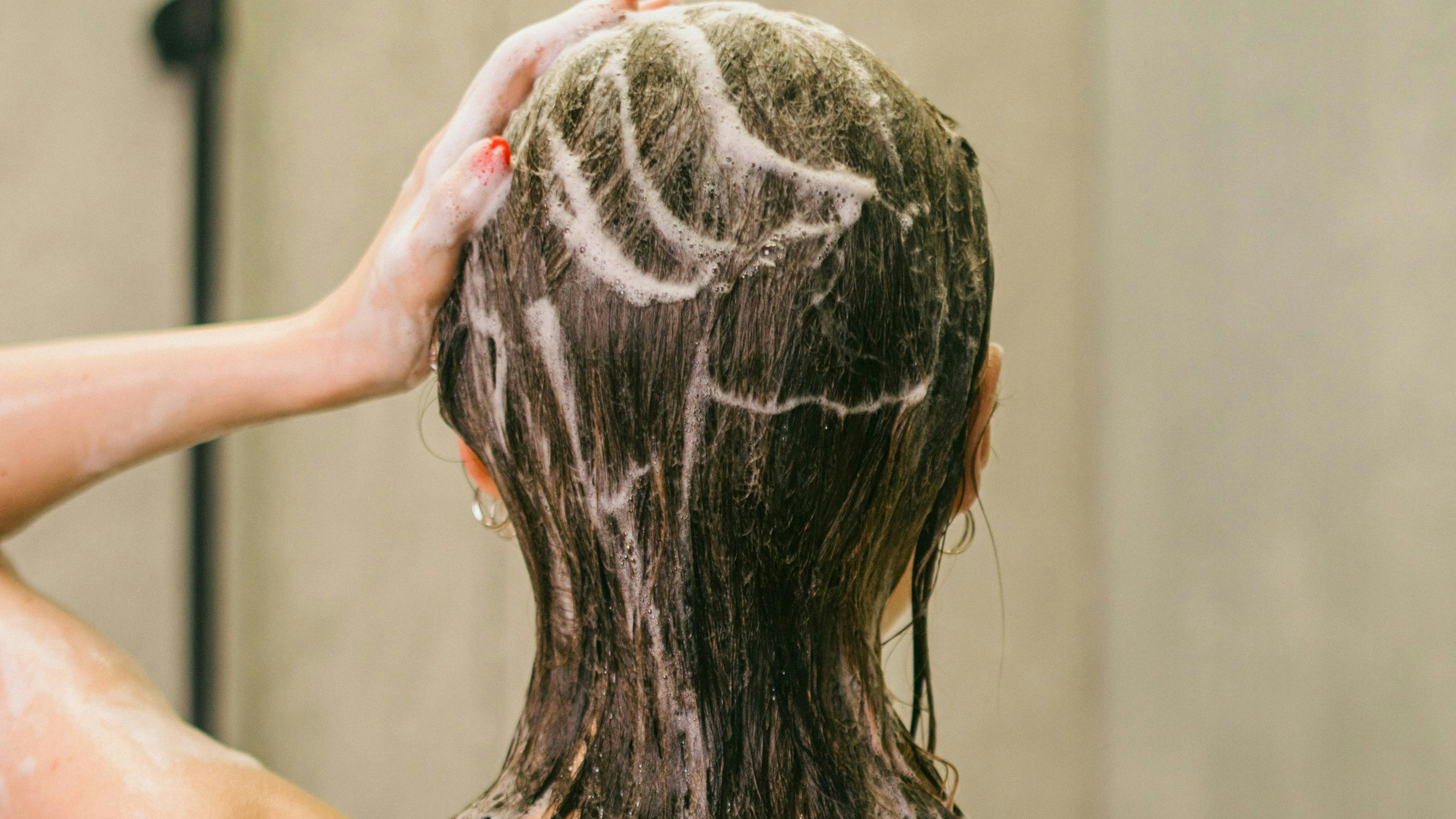 Sanftes Shampoo und stets einen Conditioner verwenden - so kommt man gut durch den Sommer.