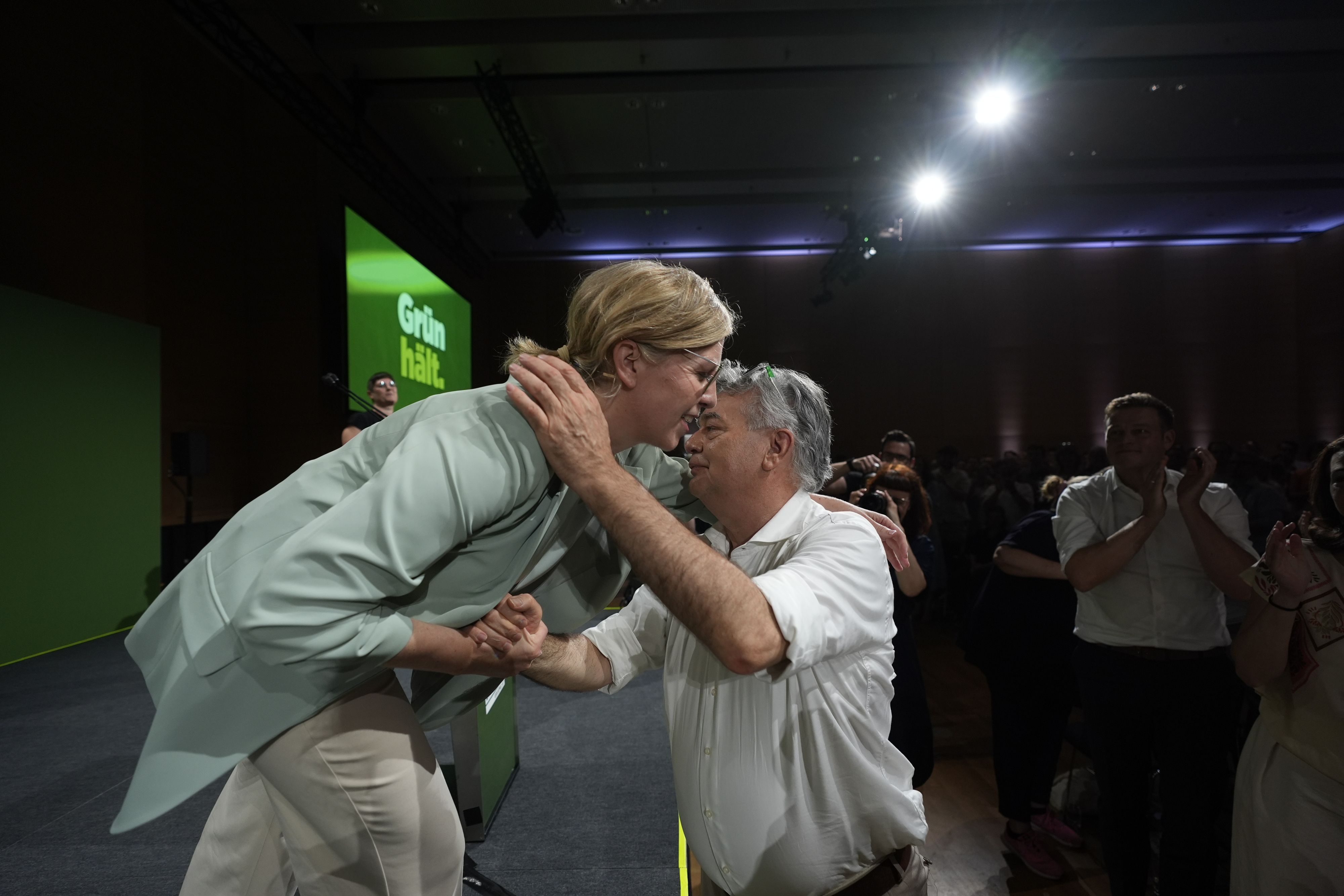 Leonore Gewessler dankt ihrem Vorgänger und Mentor Werner Kogler.