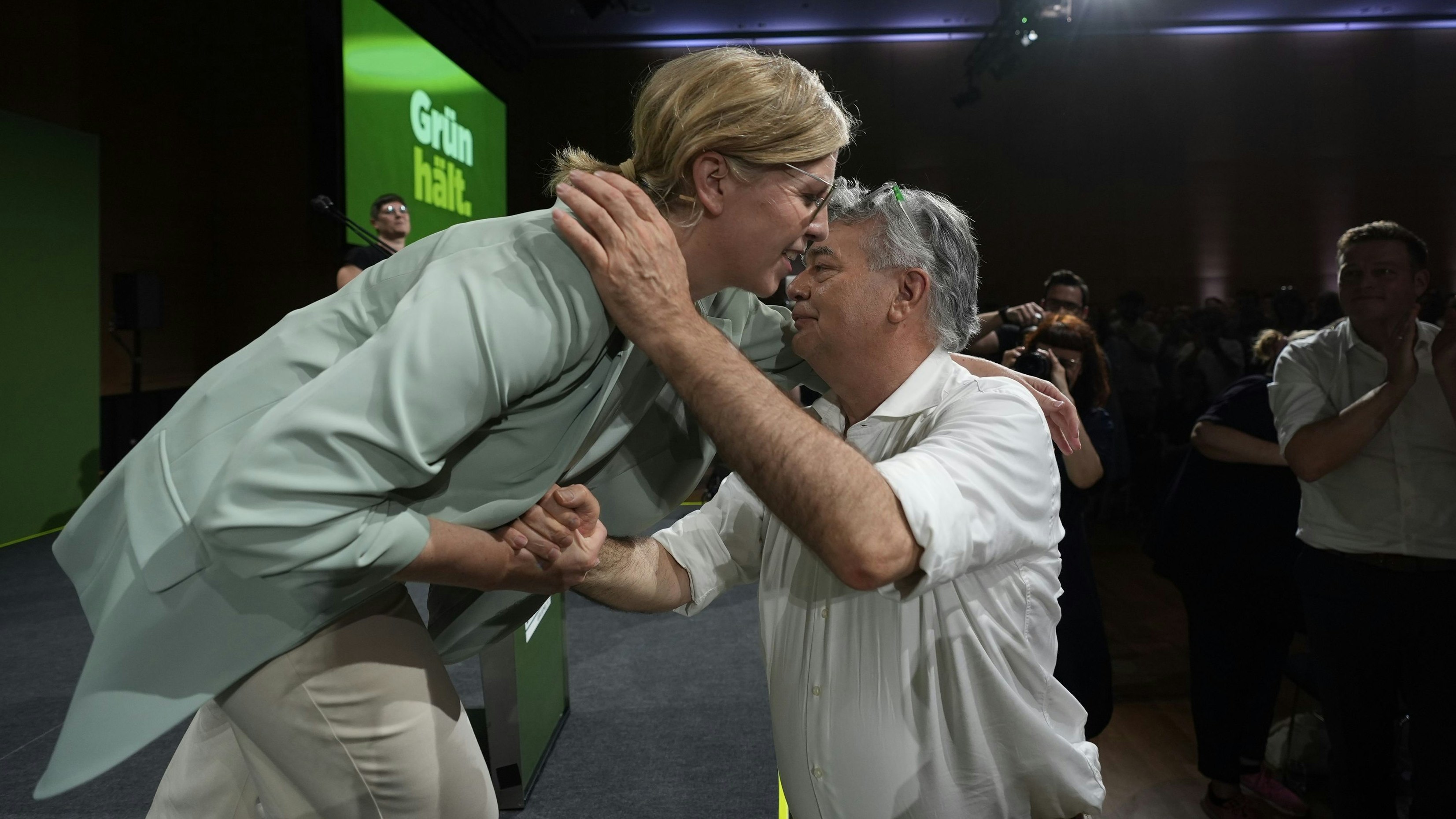 Umarmung auf der Bühne: Leonore Gewessler dankt ihrem Vorgänger und Mentor Werner Kogler.