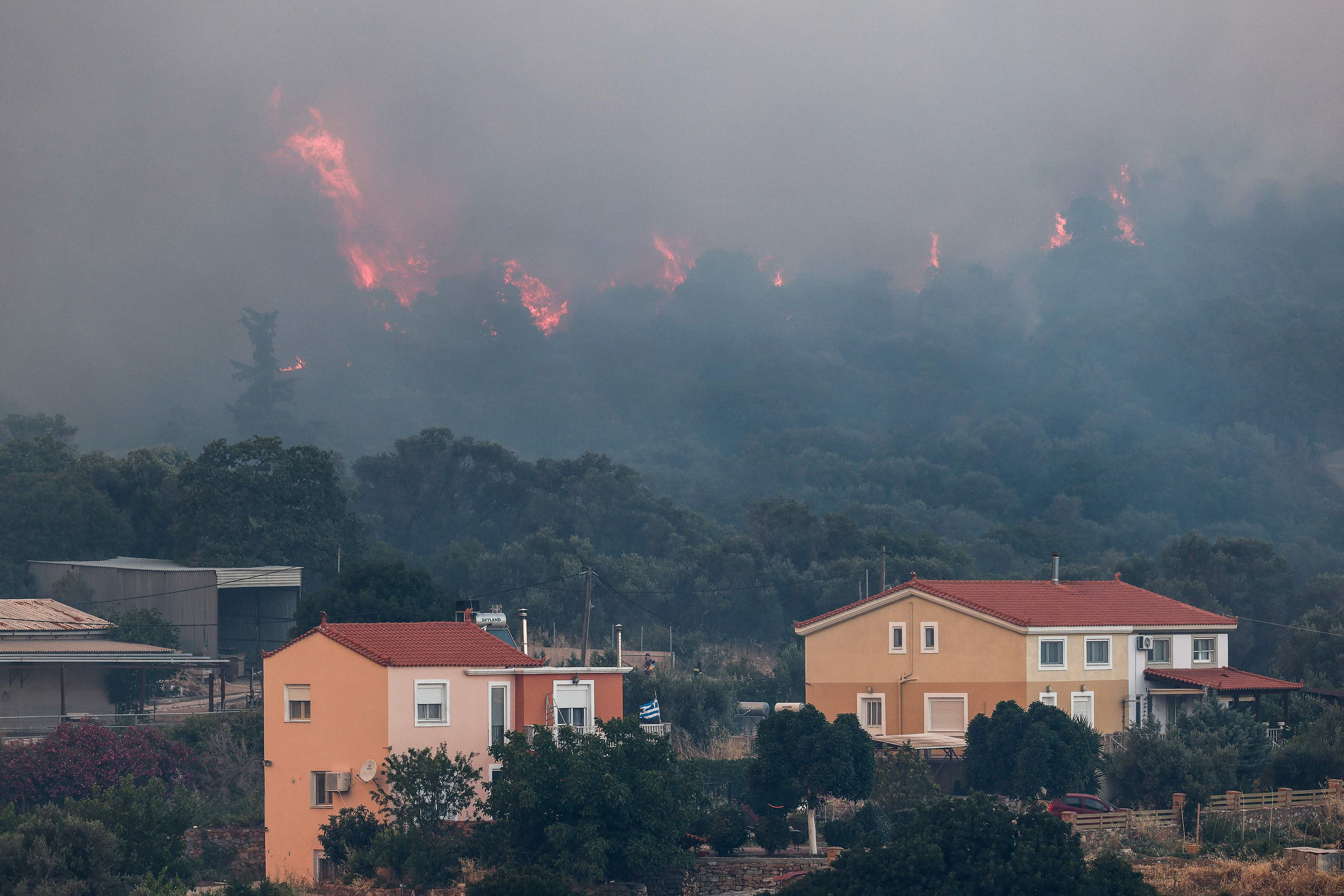 Mehrere Orte in Griechenland und Italien kämpfen derzeit mit Waldbränden.