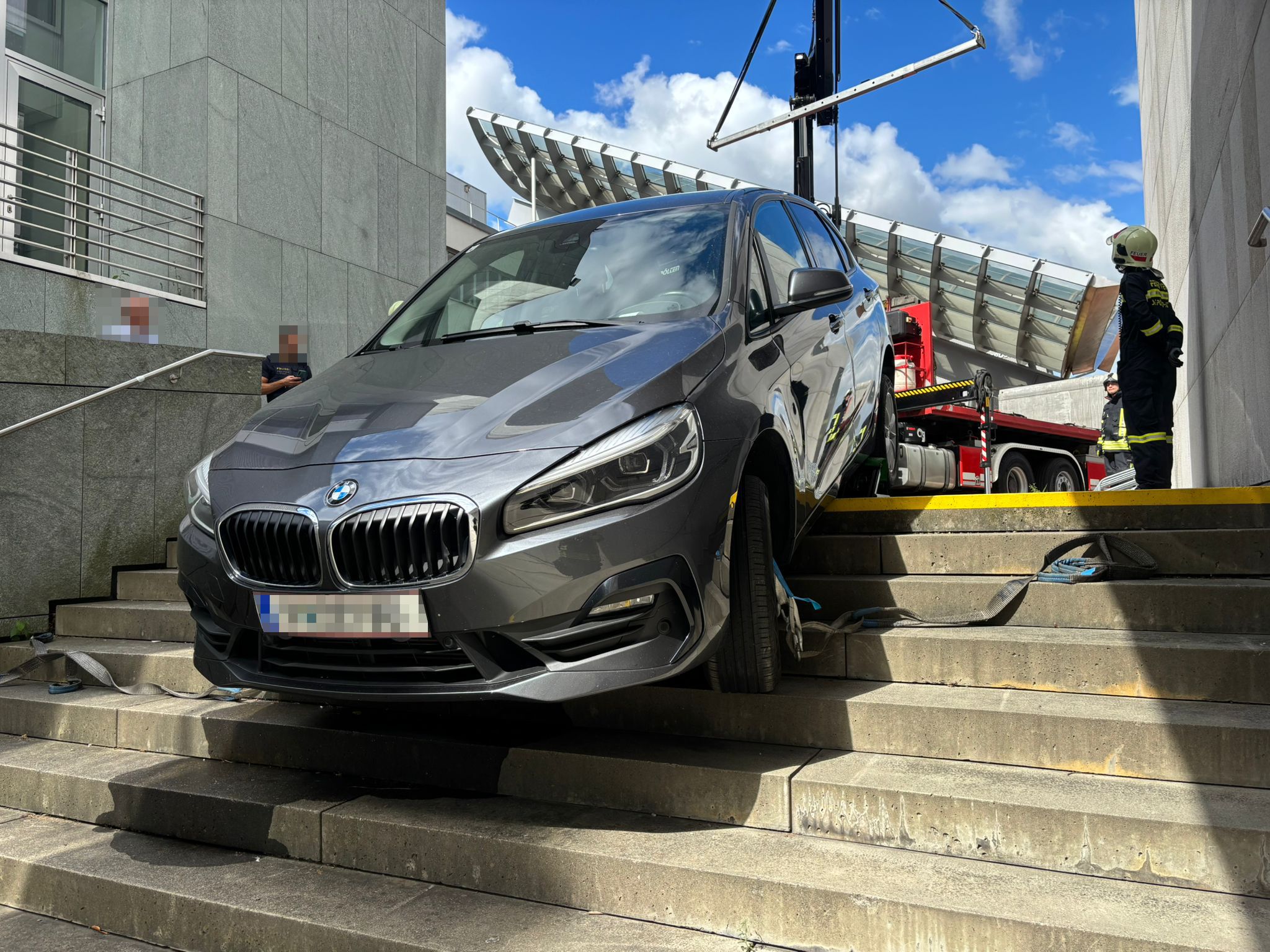 Der schwarze BMW musste von den Stiegen vor der Landesbibliothek befreit werden.
