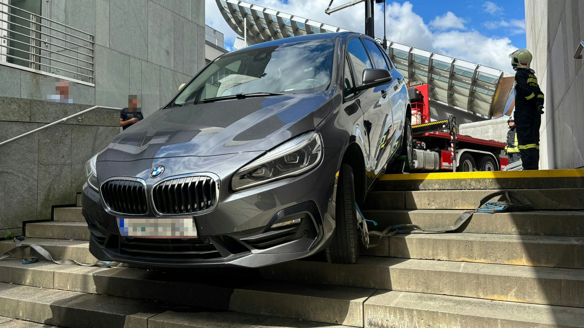 Heute.at - Falsch abgebogen: BMW landet auf Stufen vor Bibliothek