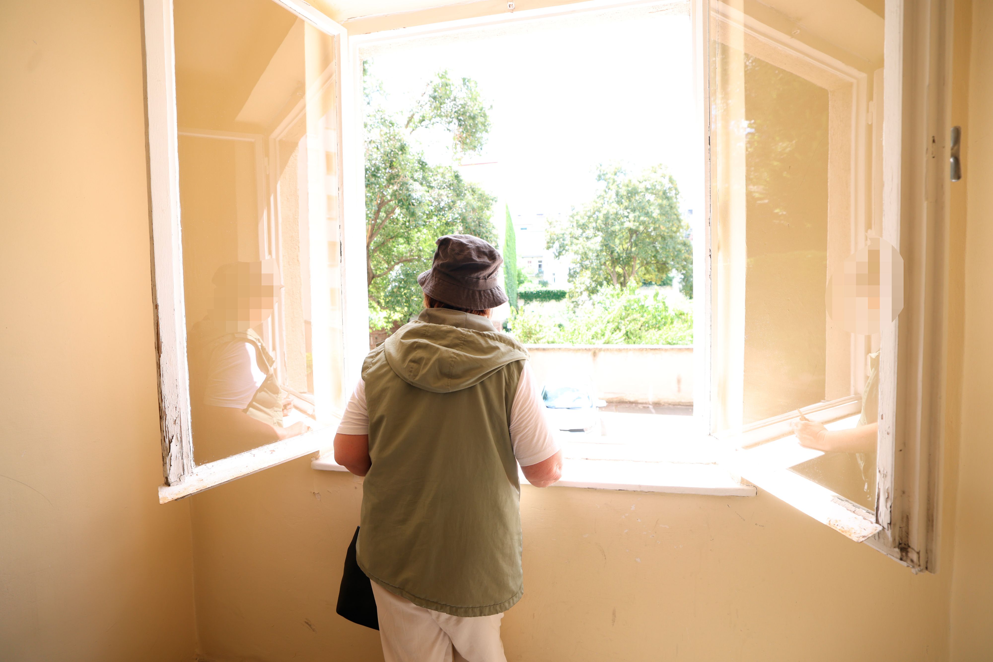 Die Nachbarin ärgert sich über die Behörden, die ihren Hinweis zuerst nicht verfolgten. Im Stiegenhaus bleiben die Fenster geöffnet.