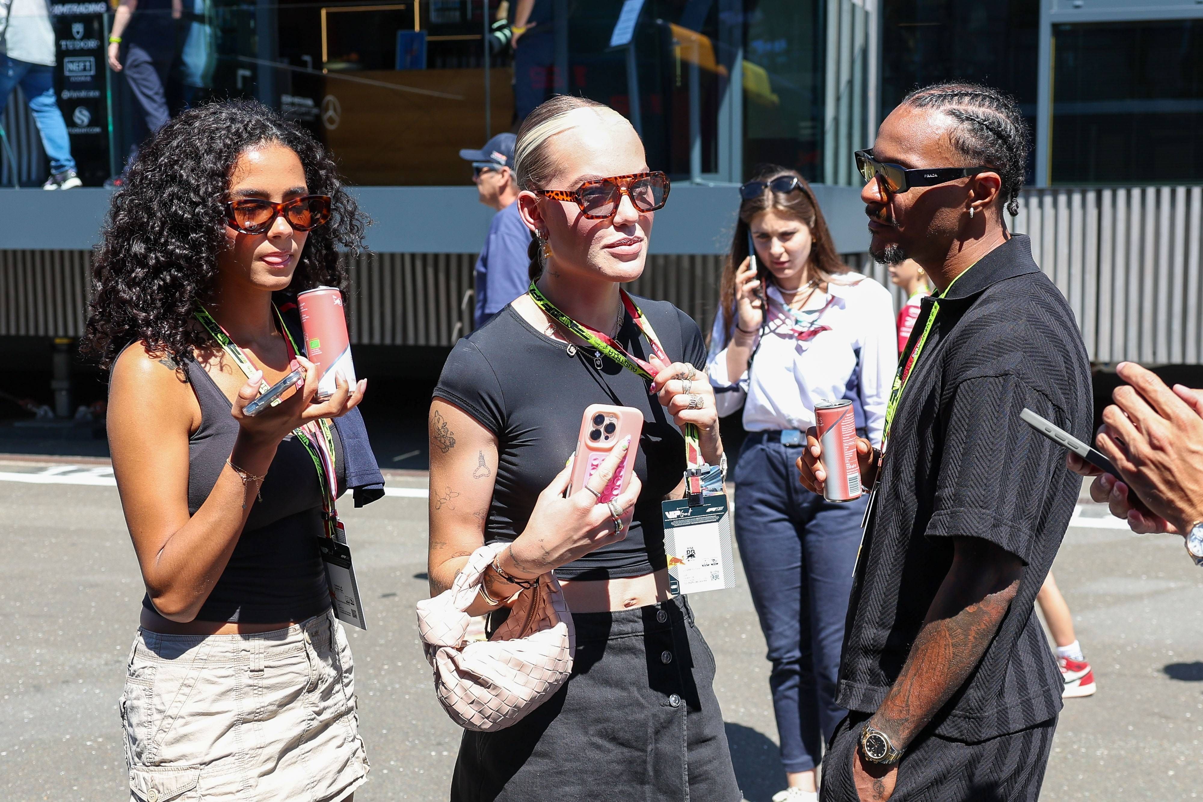 Ex-ÖFB-Teamspieler Valentino Lazaro (rechts) im Gespräch mit Reality-TV-Star Cheyenne Savannah Ochsenknecht (Mitte).