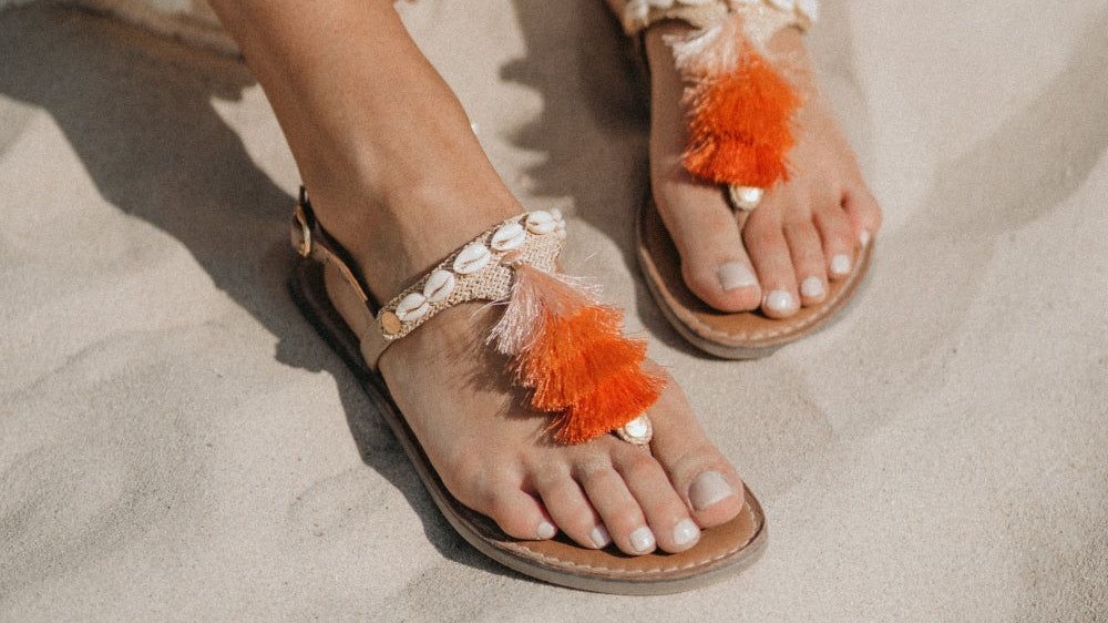 Die Sandalen von "Hey Marly" sind ein wahrer Segen für alle, die verschiedene Looks im Sommerurlaub haben wollen, aber dafür nicht zig Sandalen mitschleppen.