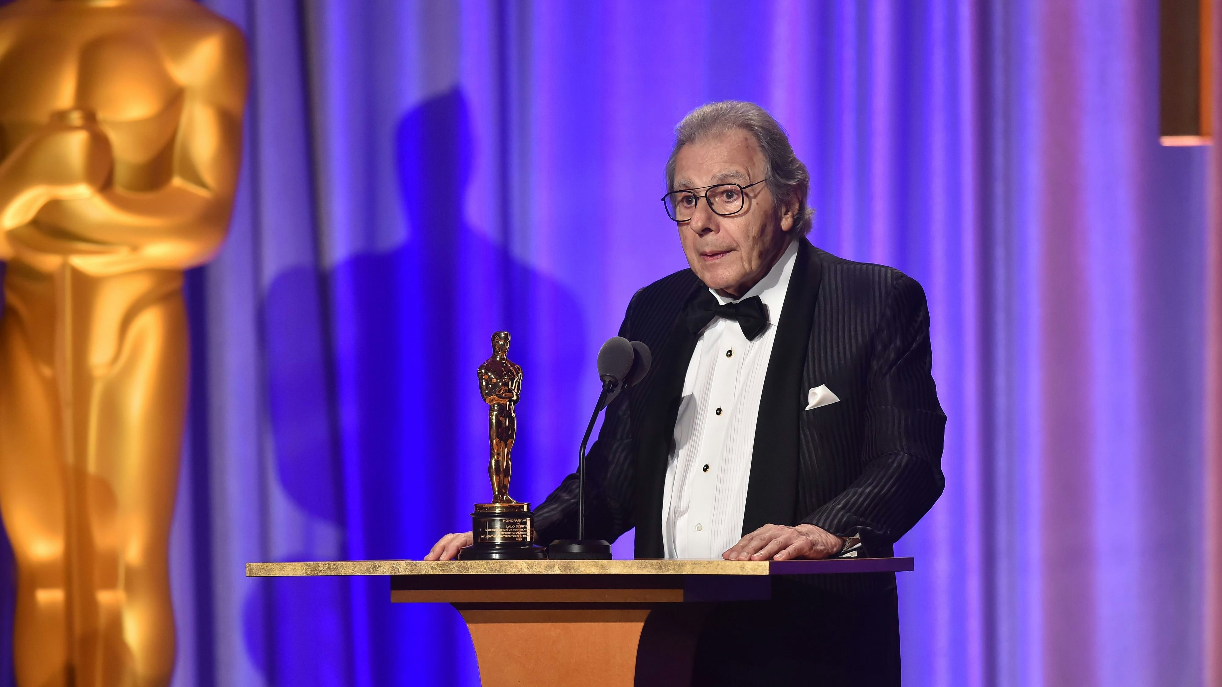 Download von www.picturedesk.com am 29.06.2025 (14:00).  Argentinian composer Lalo Schifrin accepts an honorary Oscar at the 10th Annual Governors Awards gala hosted by the Academy of Motion Picture Arts and Sciences at the the Dolby Theater at Hollywood & Highland Center in Hollywood, California on November 18, 2018. (Photo by Robyn BECK / AFP) - 20181118_PD9093 - Rechteinfo: Rights Managed (RM) Nur für redaktionelle Nutzung! Werbliche Nutzung erfordert Freigabe: bitte schicken Sie uns eine Anfrage.