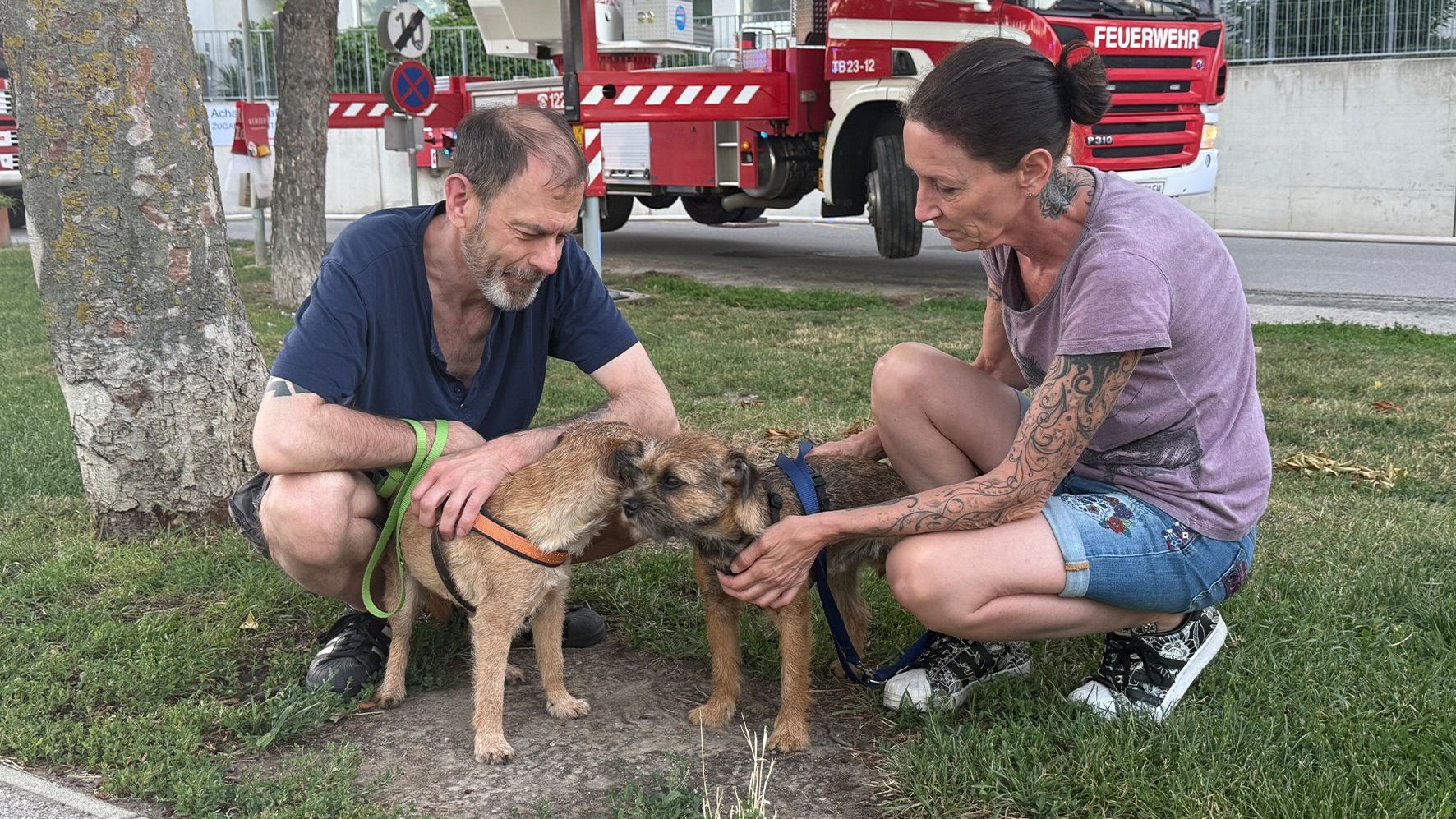 Auch Marie und Sascha wurden gemeinsam mit ihren Hunden Moby und Juma in Sicherheit gebracht. 