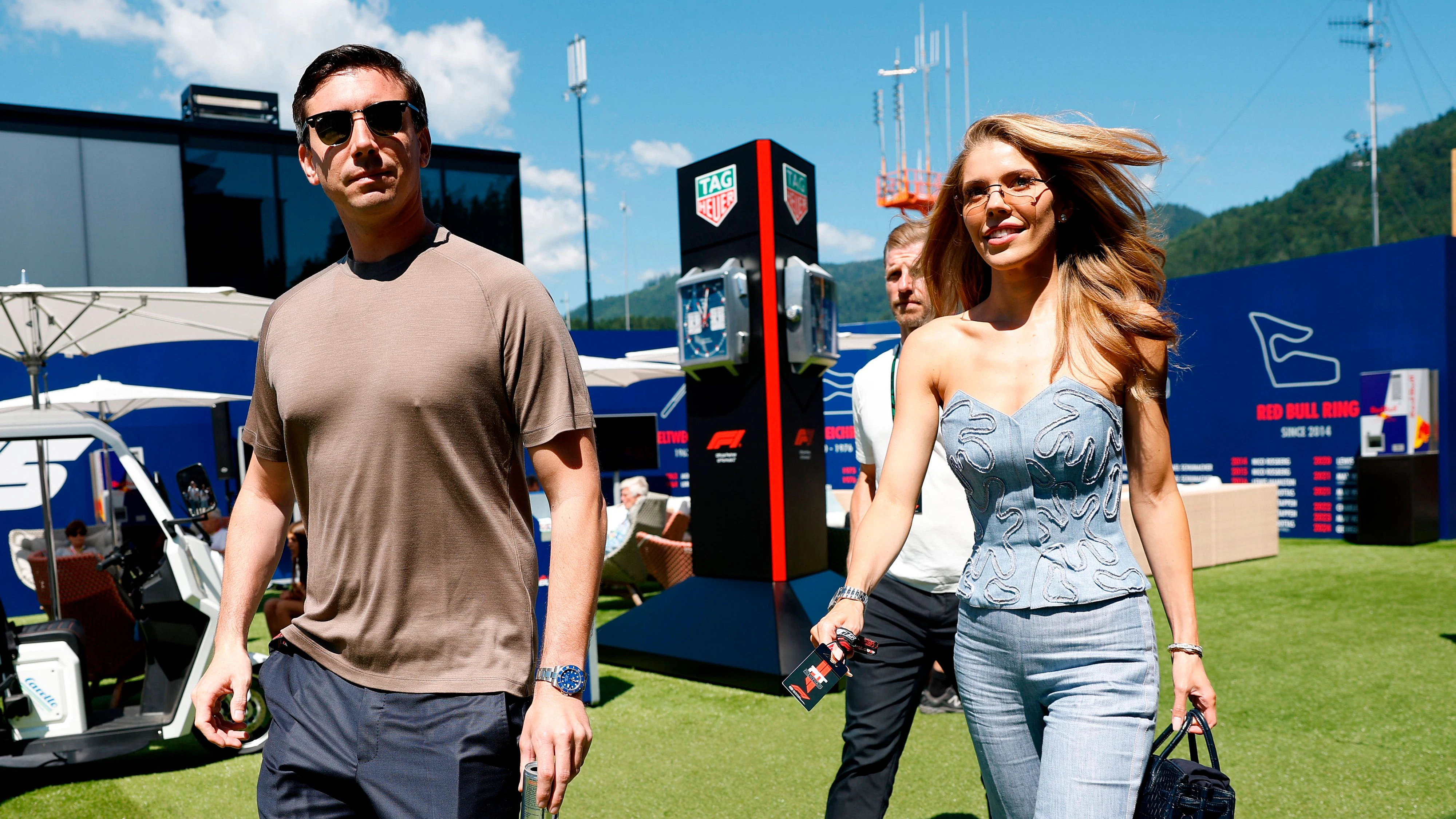 Red-Bull-Boss Mark Mateschitz und Victoria Swarovski ziehen als Traumpaar die Blicke auf sich. Diese Promis fieberten in Spielberg bei der Formel 1 mit.