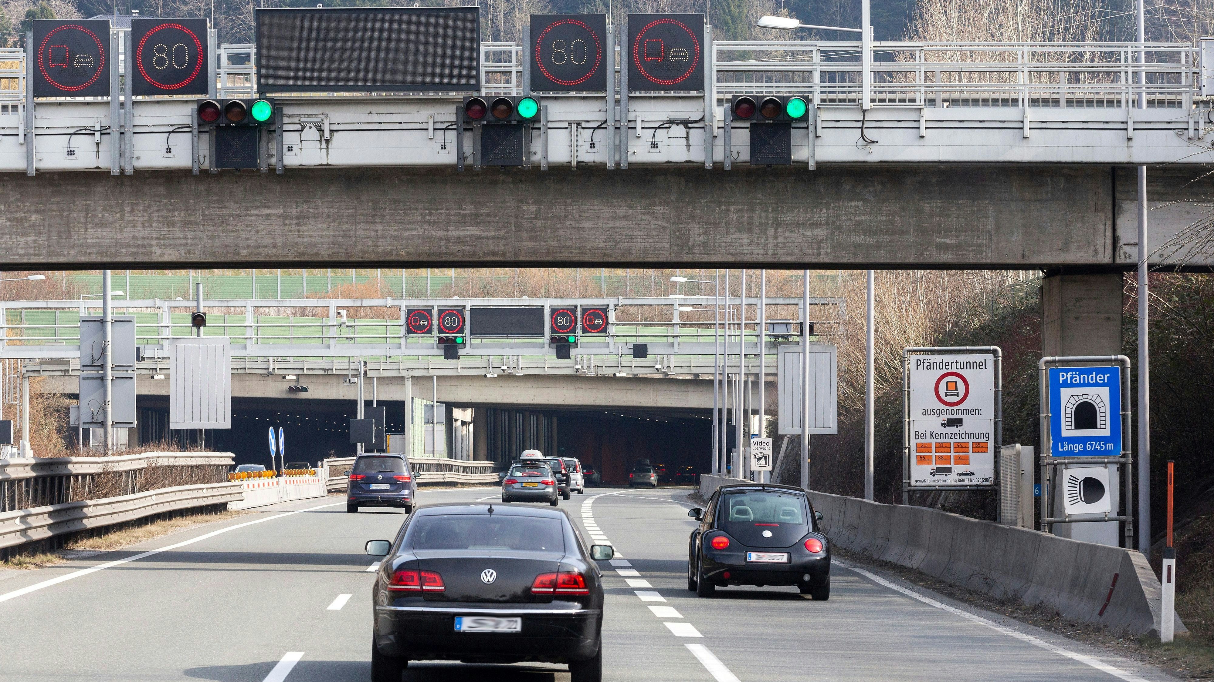 Heute.at - Geisterfahrer sorgt für Crash im Pfändertunnel