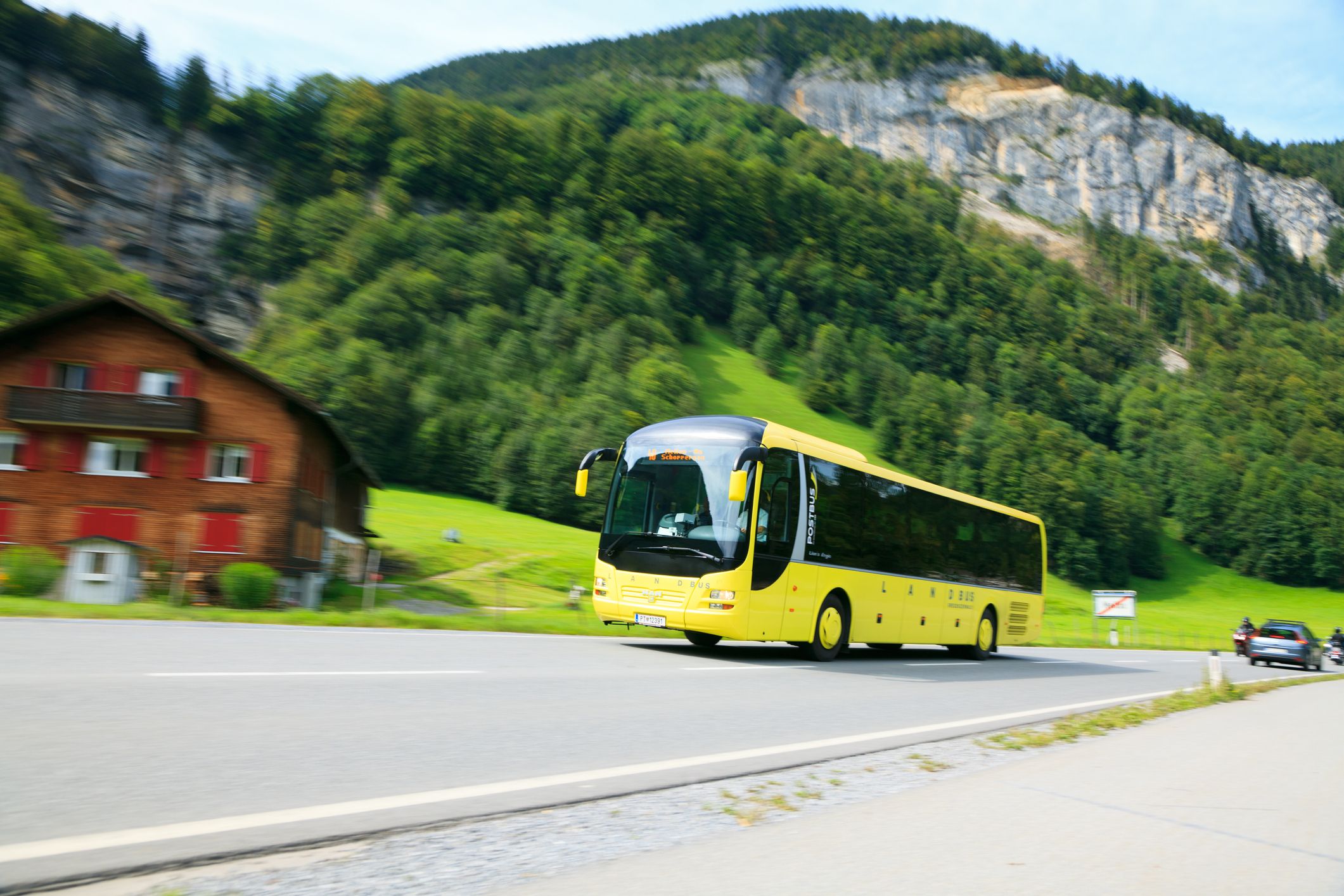 Der Motorradfahrer wurde schwer, mehrere Insassen leicht verletzt. (Symbolbild)