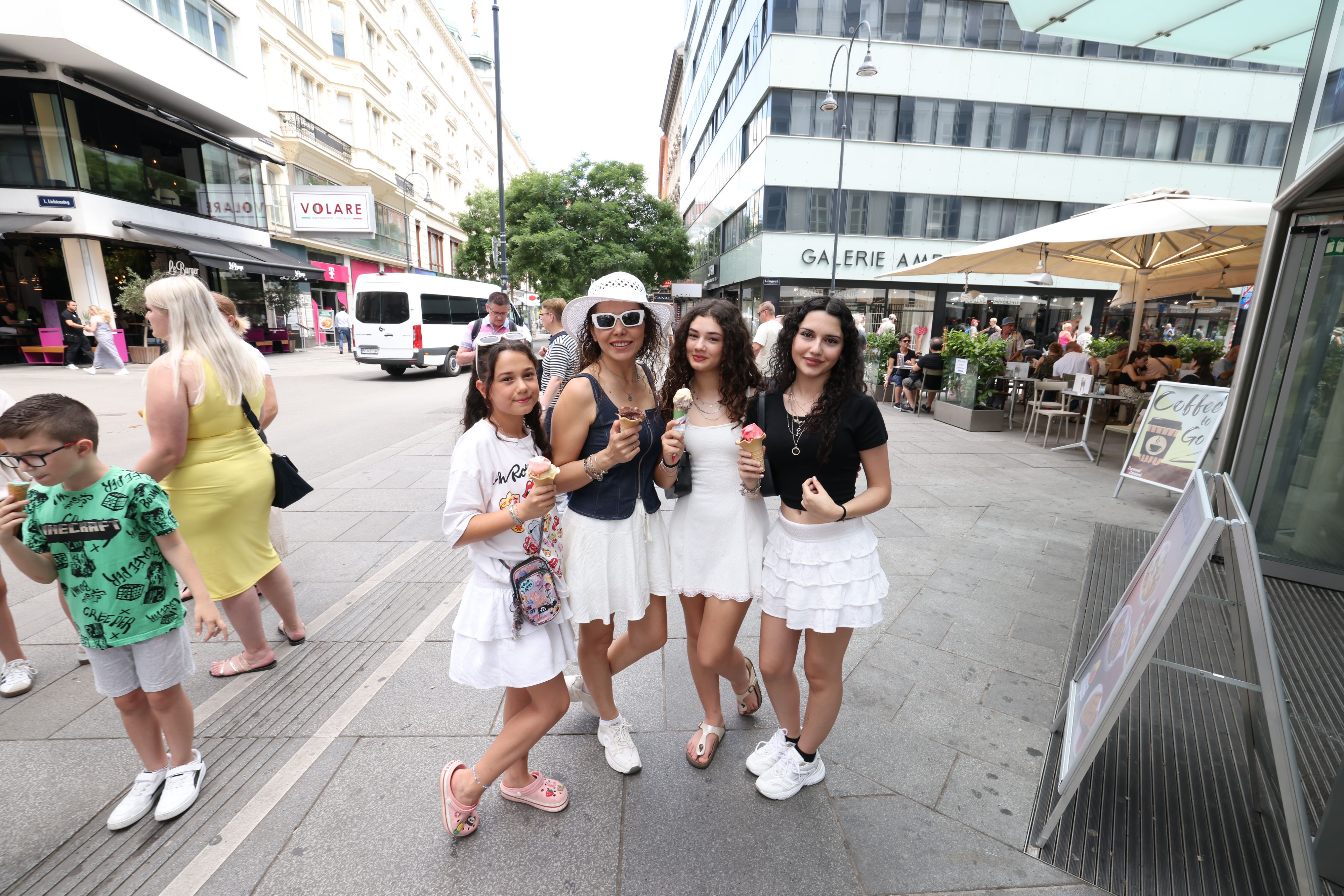 Miray, Gayir, Doga und Begüm nutzen die hohen Temperaturen und genießen ein Eis.