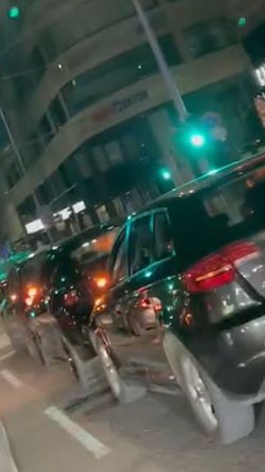 Massen-Crash am Wiener Gürtel: Vier Autos kollidieren, zwei Verletzte. Unfallhergang und Polizeibericht im 15. Bezirk. Aktuelle Details hier.