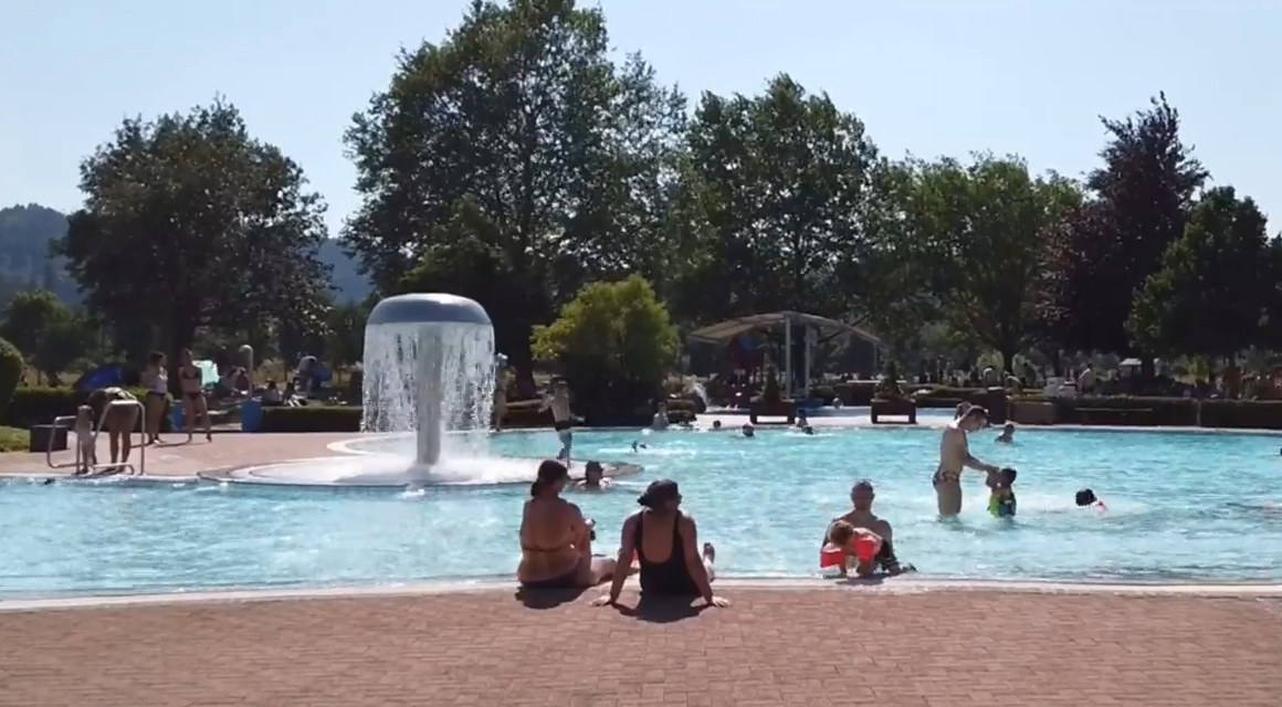 Viele Menschen zieht es bei den heißen Temperaturen ins Freibad.