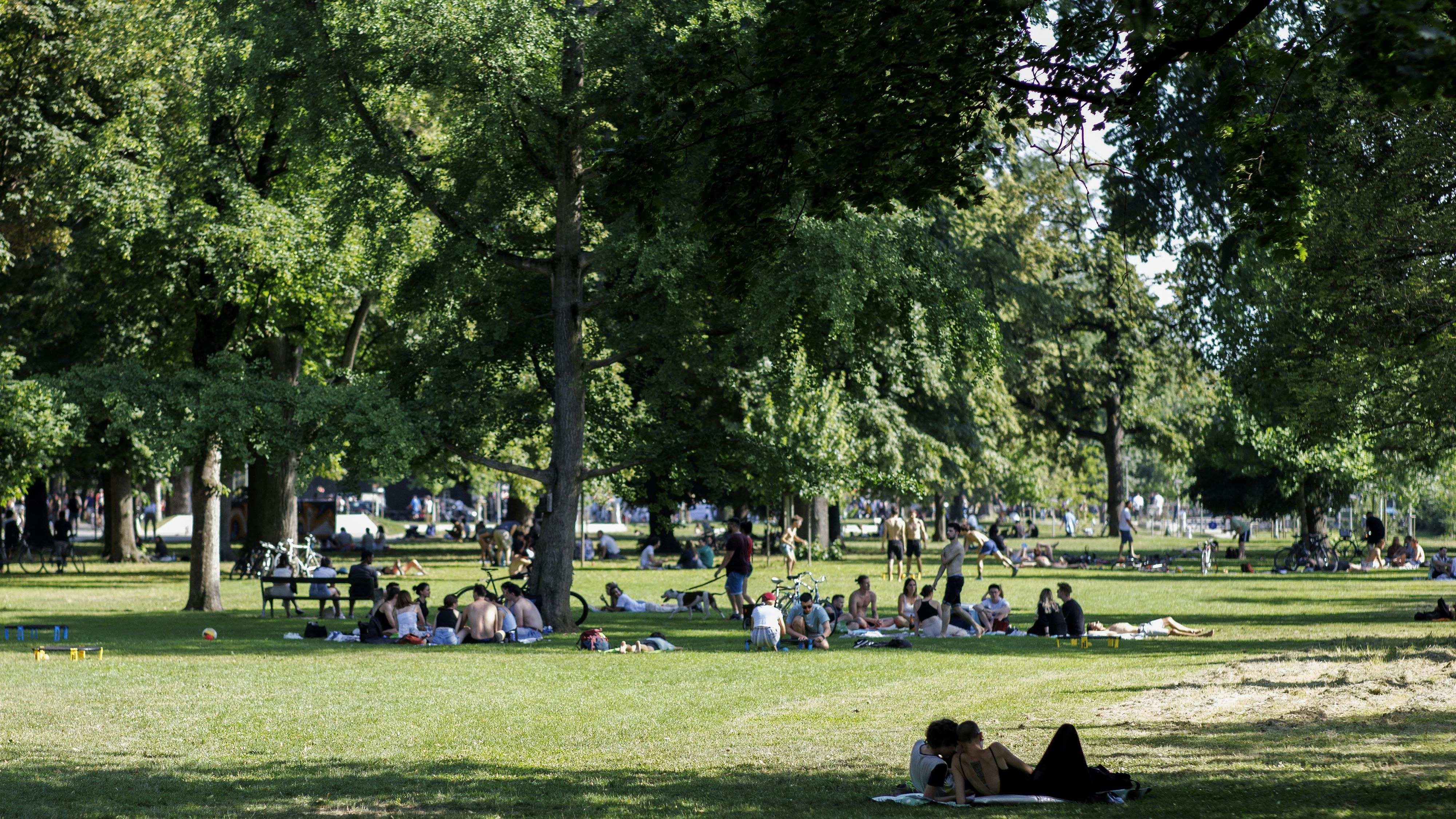 Download von www.picturedesk.com am 30.06.2025 (16:29).  ABD0074_20220618 - GRAZ - ÖSTERREICH: Menschen suchen auf Grund der aktuellen hitzewelle Abkühlung, am Samstag, 18. Juni 2022, in Graz. Im Bild: Menschen entspannen im Schatten im Augarten. - FOTO: APA/ERWIN SCHERIAU - 20220618_PD5521 - Rechteinfo: Rights Managed (RM)