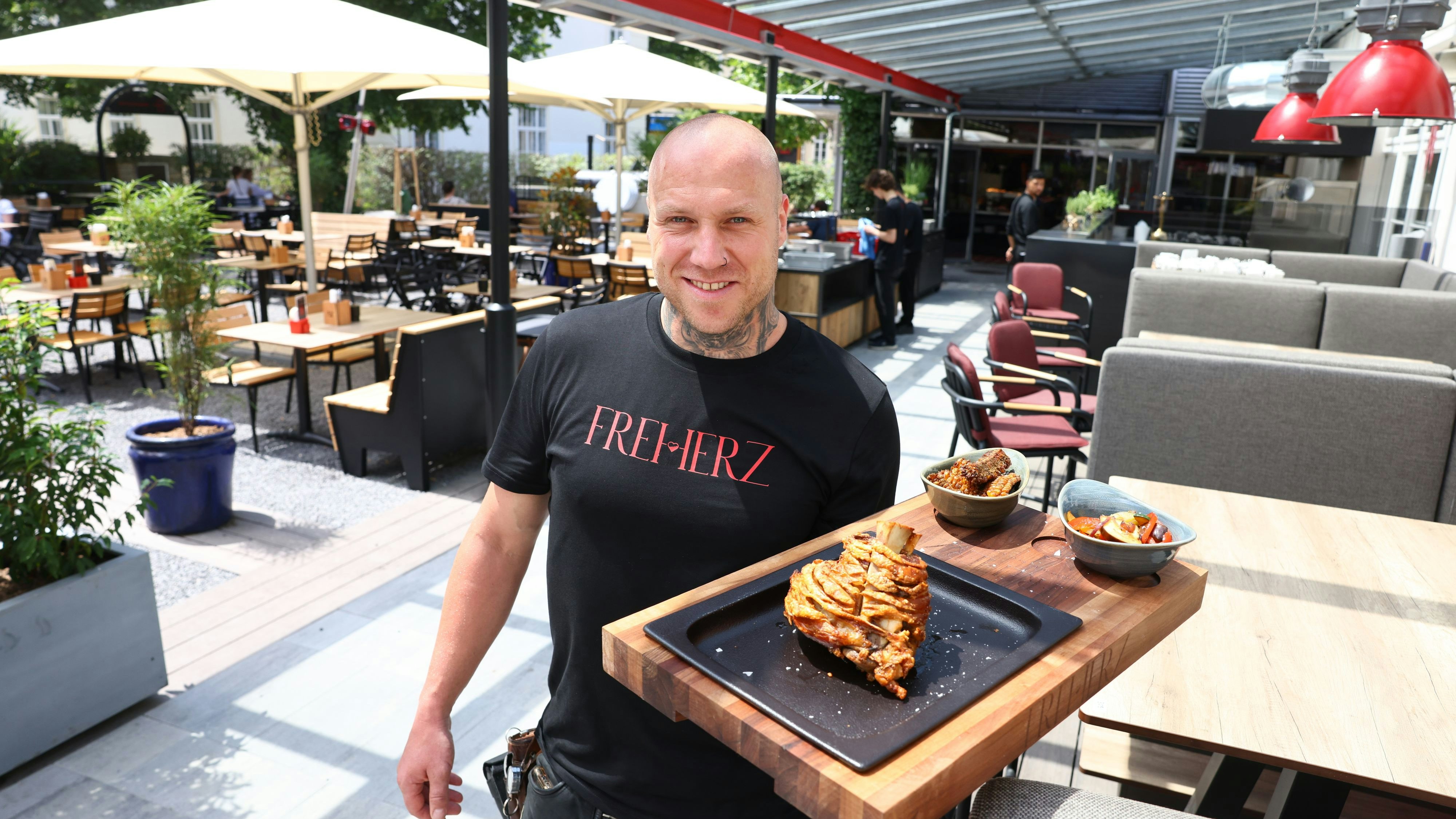 Heute.at - Lokal serviert gespritzte Stelze und Wurst-Cocktail