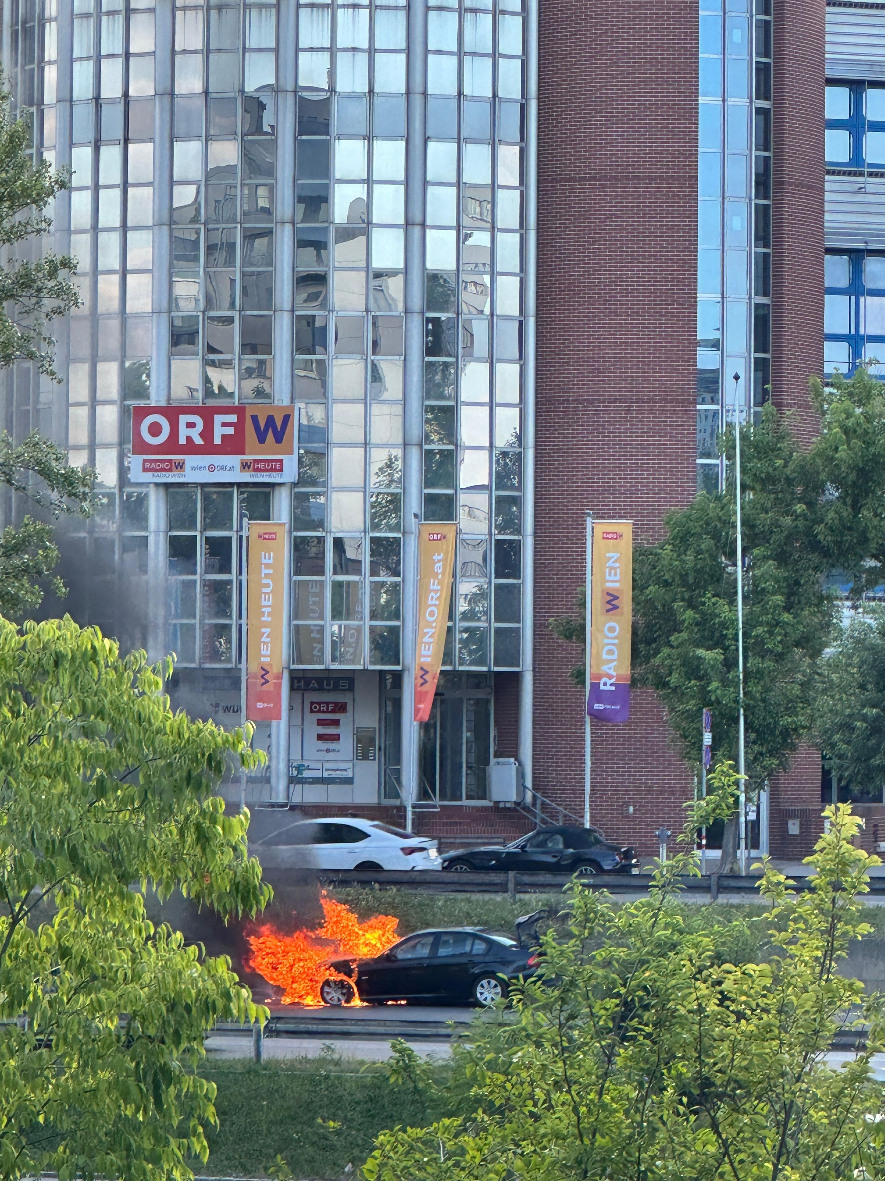 Das Auto fing aus unbekannten Gründen an zu brennen