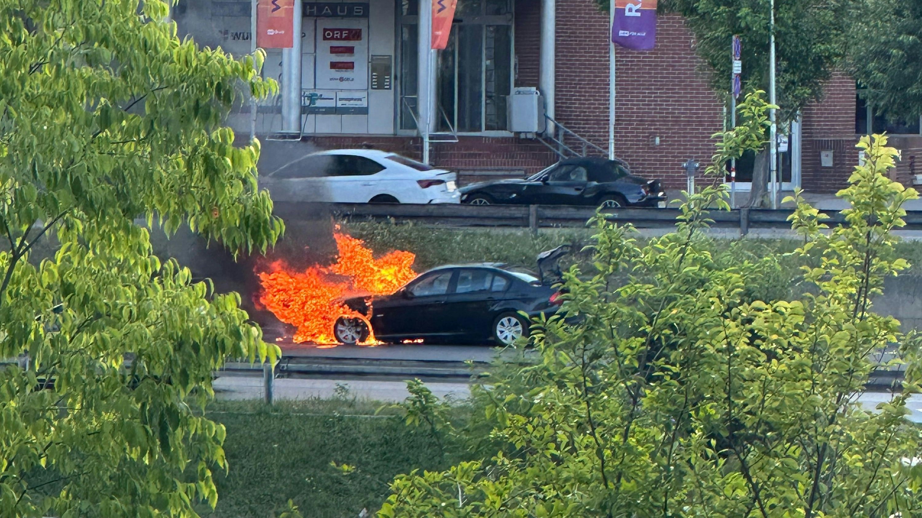Heute.at - Totalschaden! Auto fängt in Wien plötzlich Feuer