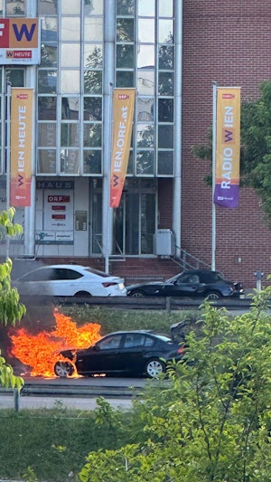 In Wien-Döbling kam es am Sonntagabend zu einem Autobrand. Die genaue Brandursache ist derzeit noch unbekannt.