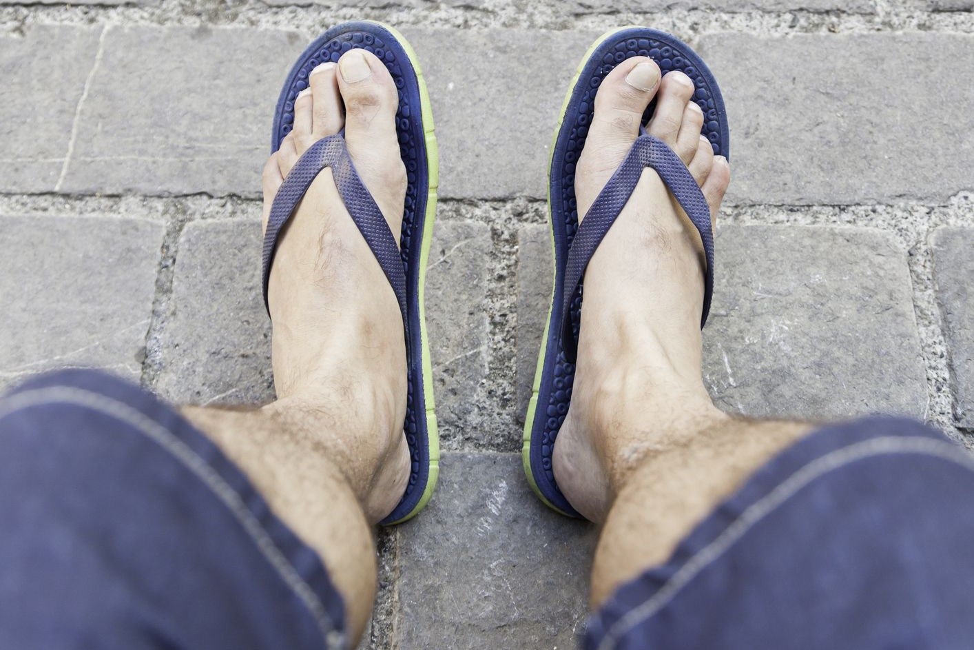 An den meisten Arbeitsplätzen nach wie vor ein No-go: Mitarbeiter in Shorts und Flip-Flops