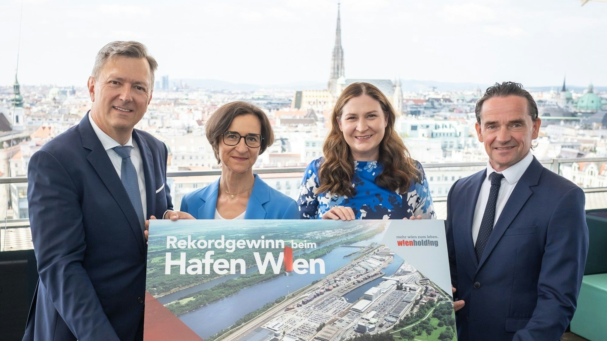 Hafen-Wien-Chefs Fritz-Lehr, Doris-Pulker-Rohrhofer, Wirtschaftsstadträtin Barbara Novak (SP), Wien-Holding-Chef Kurt-Gollowitzer (v.l.). 