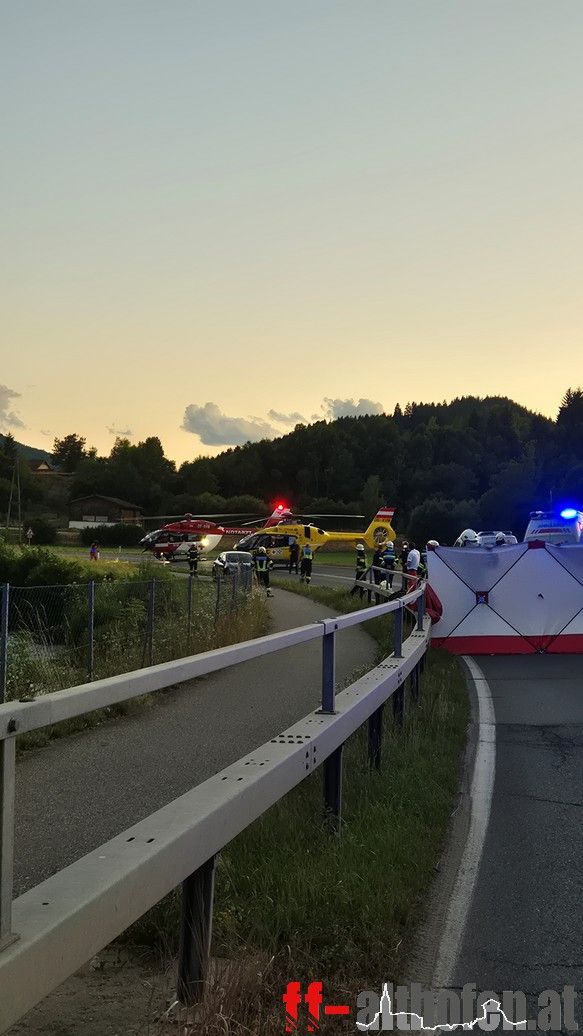 Drei Personen wurden bei dem Unfall teilweise schwer verletzt. 