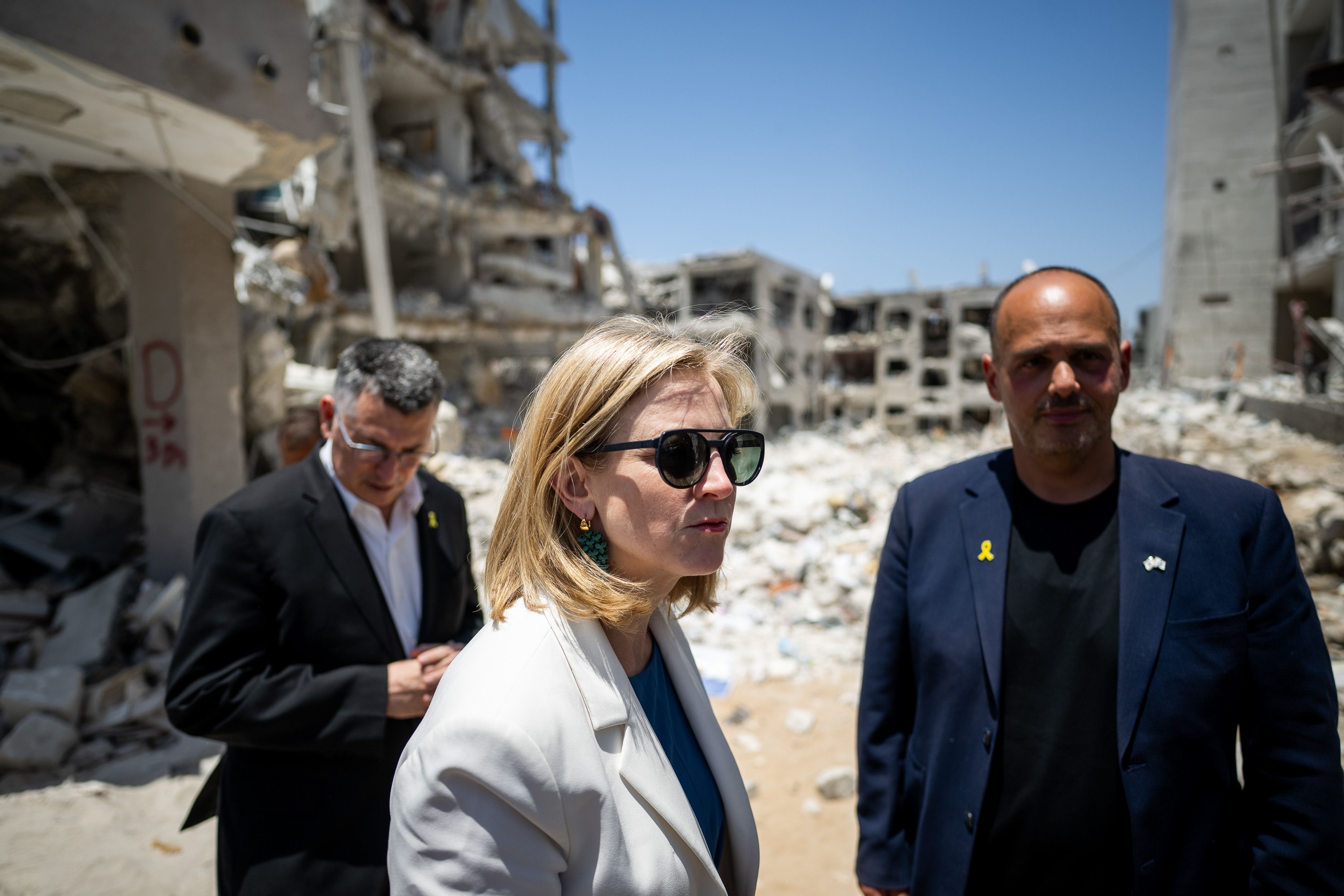 Neos-Außenministerin Beate Meinl-Reisinger besichtigt eine Einschlagsstelle durch iranische Raketen in Bat Yam (Israel).