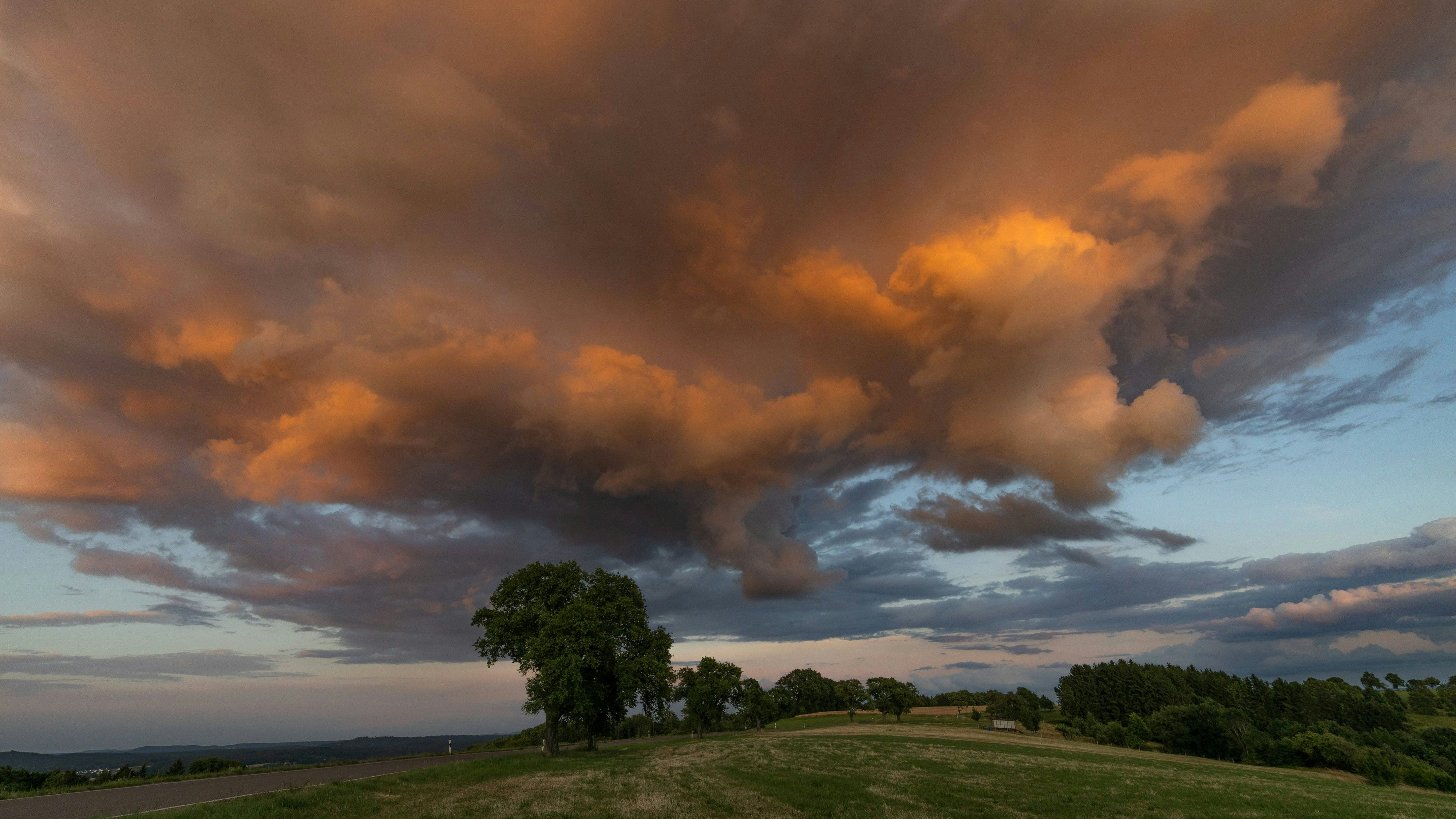 Heute.at - Kräftige Hitzegewitter ziehen direkt über Österreich