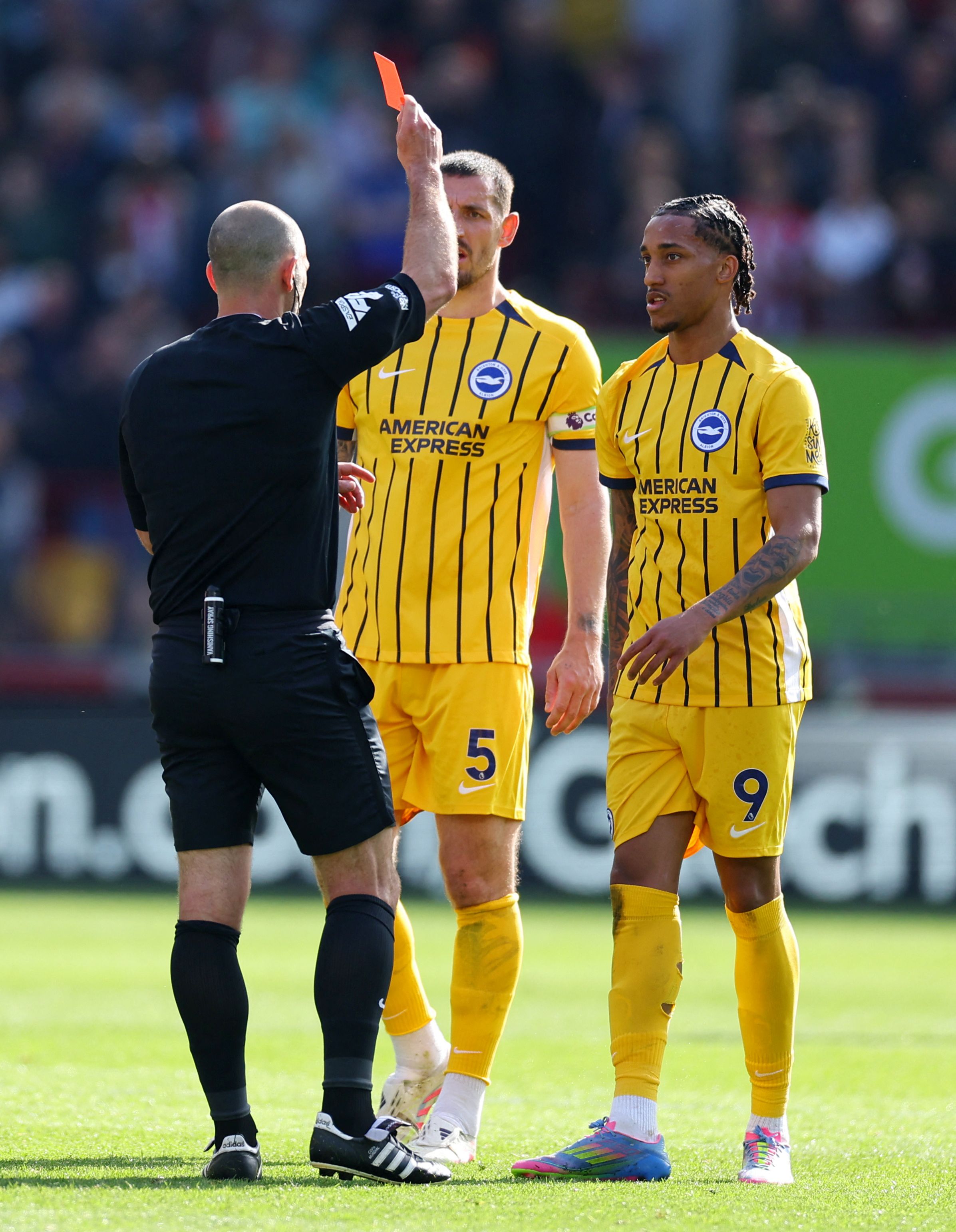 Im April sah er in Gelb noch Rot, künftig trägt er Blau: Joao Pedro (r.).