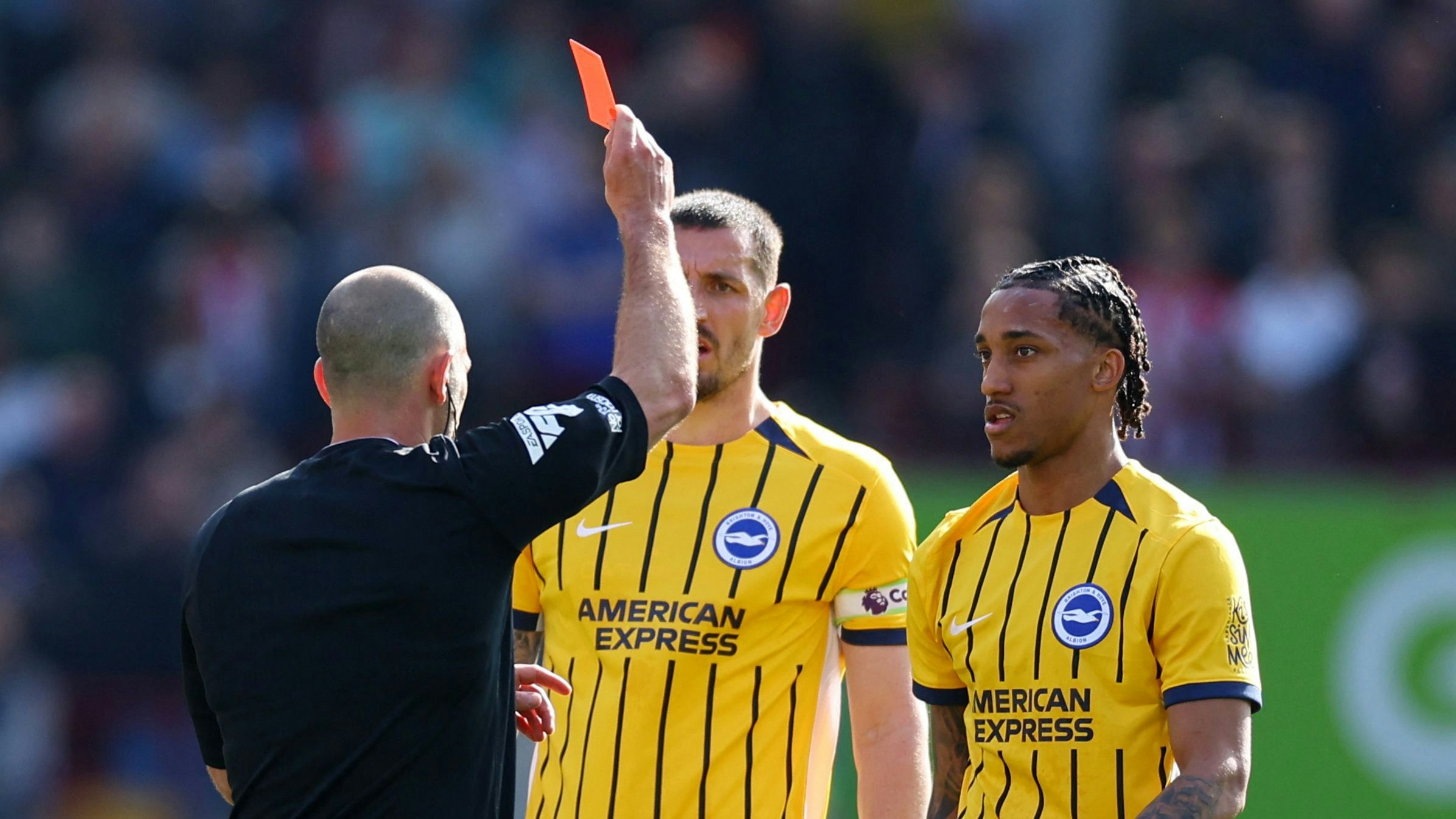 Im April sah er Rot, künftig trägt er Blau: Joao Pedro (r.).