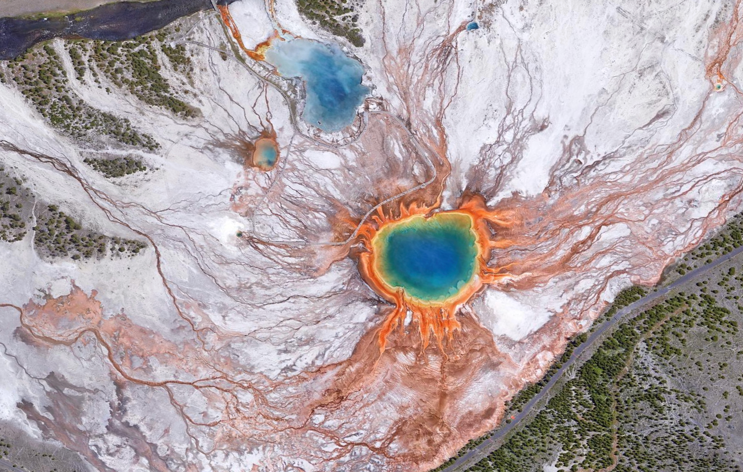 Blick aus dem All: Grand Prismatic Spring, eine bekannte Thermalquelle in Wyoming.