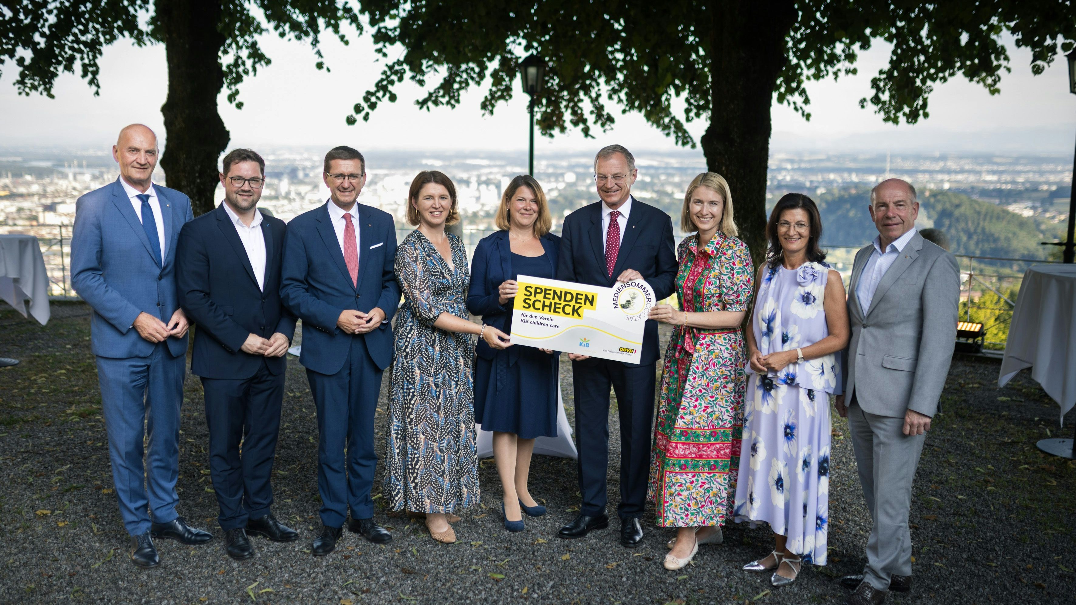 Die OÖVP-Spitze beim Sommercocktail in Linz: v.l.n.r.: LR Christian Dörfel, LGF Florian Hiegelsberger, LR Markus Achleitner, LRin Michaela Langer-Weninger, GF KiB children care Johanna Part, LH Thomas Stelzer, LH-Stv. Christine Haberlander, KO Margit Angerlehner, LT-Präs. Max Hiegelsberger