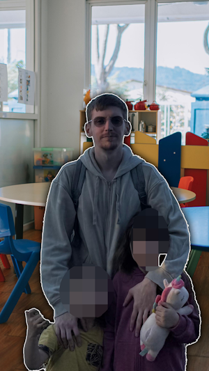 Alleinerziehender Vater in Wien verliert Job und Ganztagsbetreuung im Kindergarten. Personalmangel und Regelungen erschweren seine Situation.
