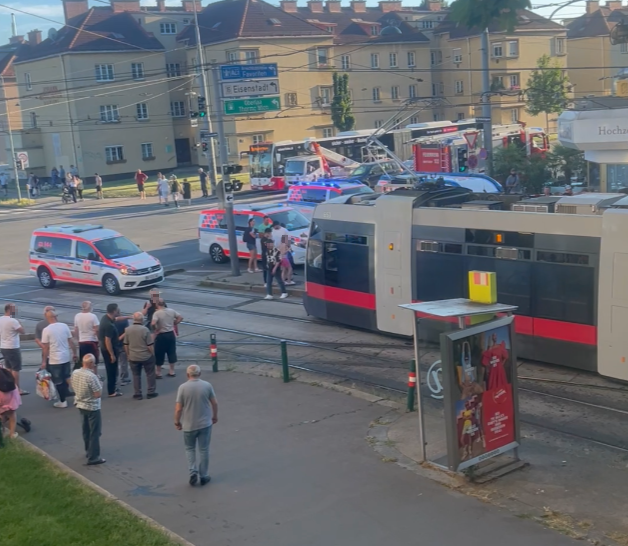 Schwerer Unfall in Wien-Favoriten: Fünf Personen zum Teil schwer verletzt.