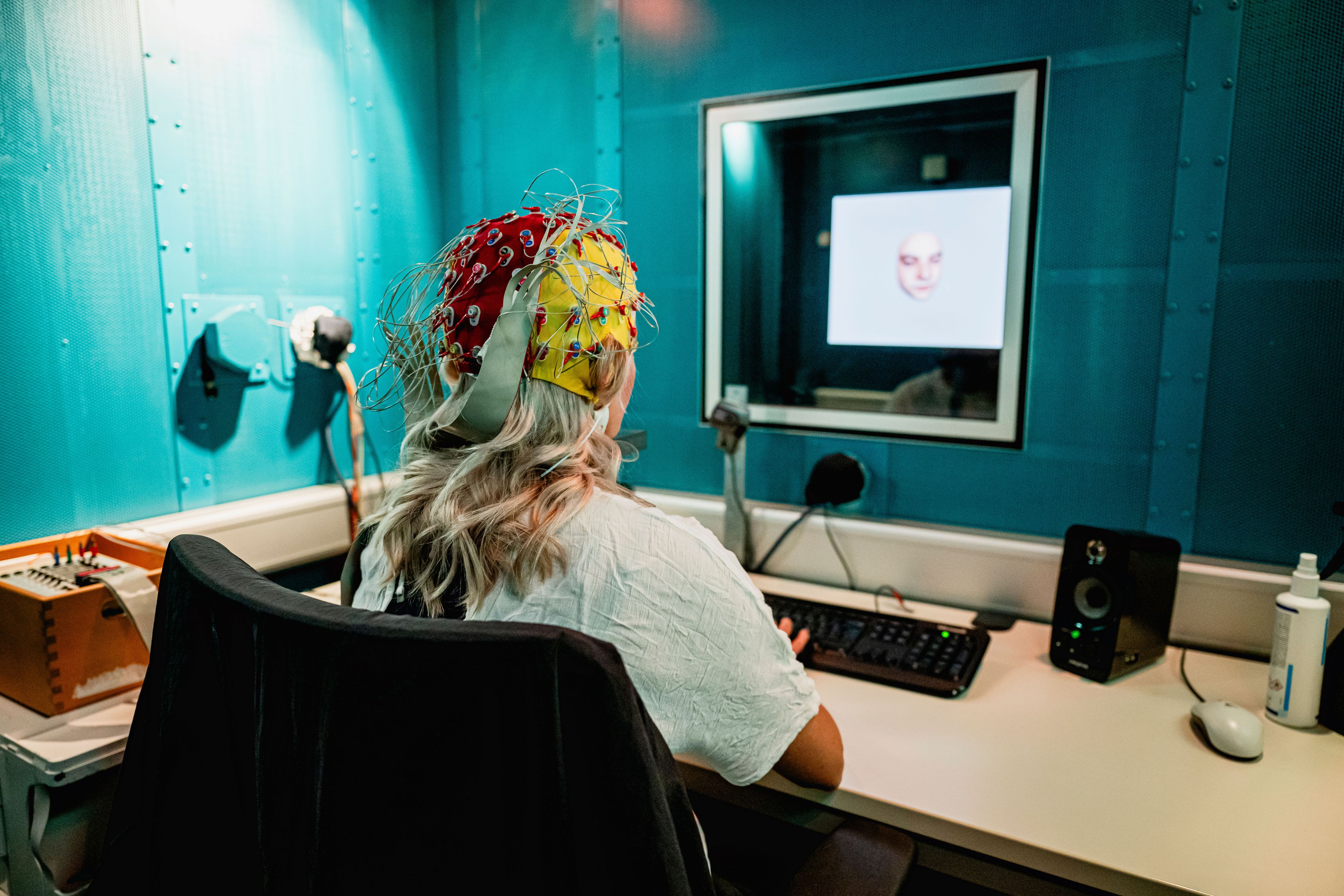 Per Elektroenzephalografie zeichneten die Forscher die Gehirnwellen der Studenten auf.