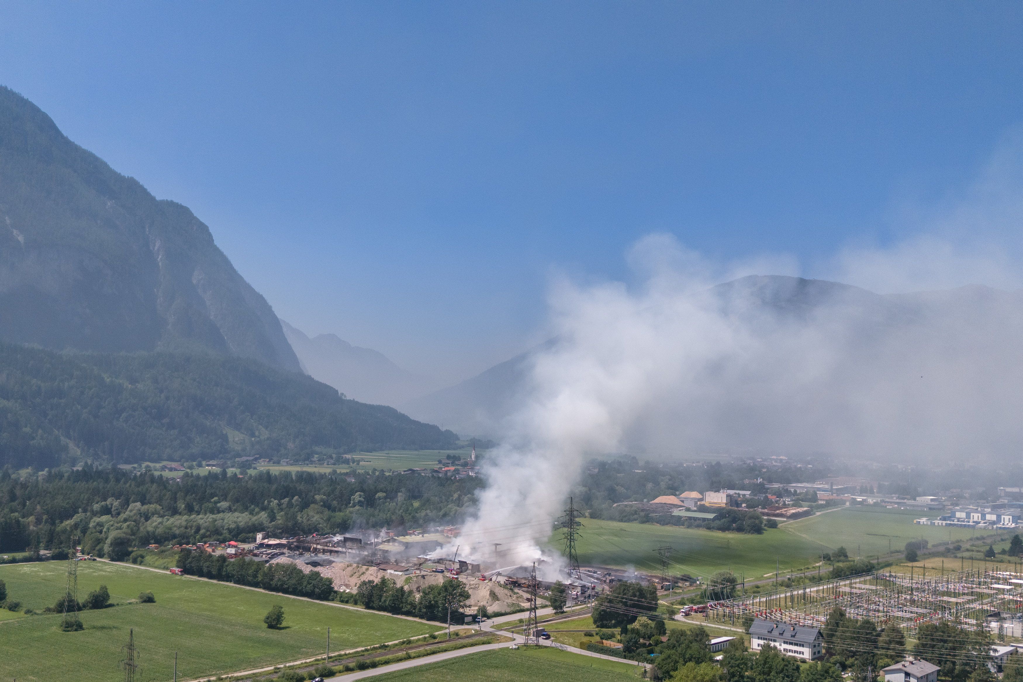 Die Nachlöscharbeiten dauern noch an.