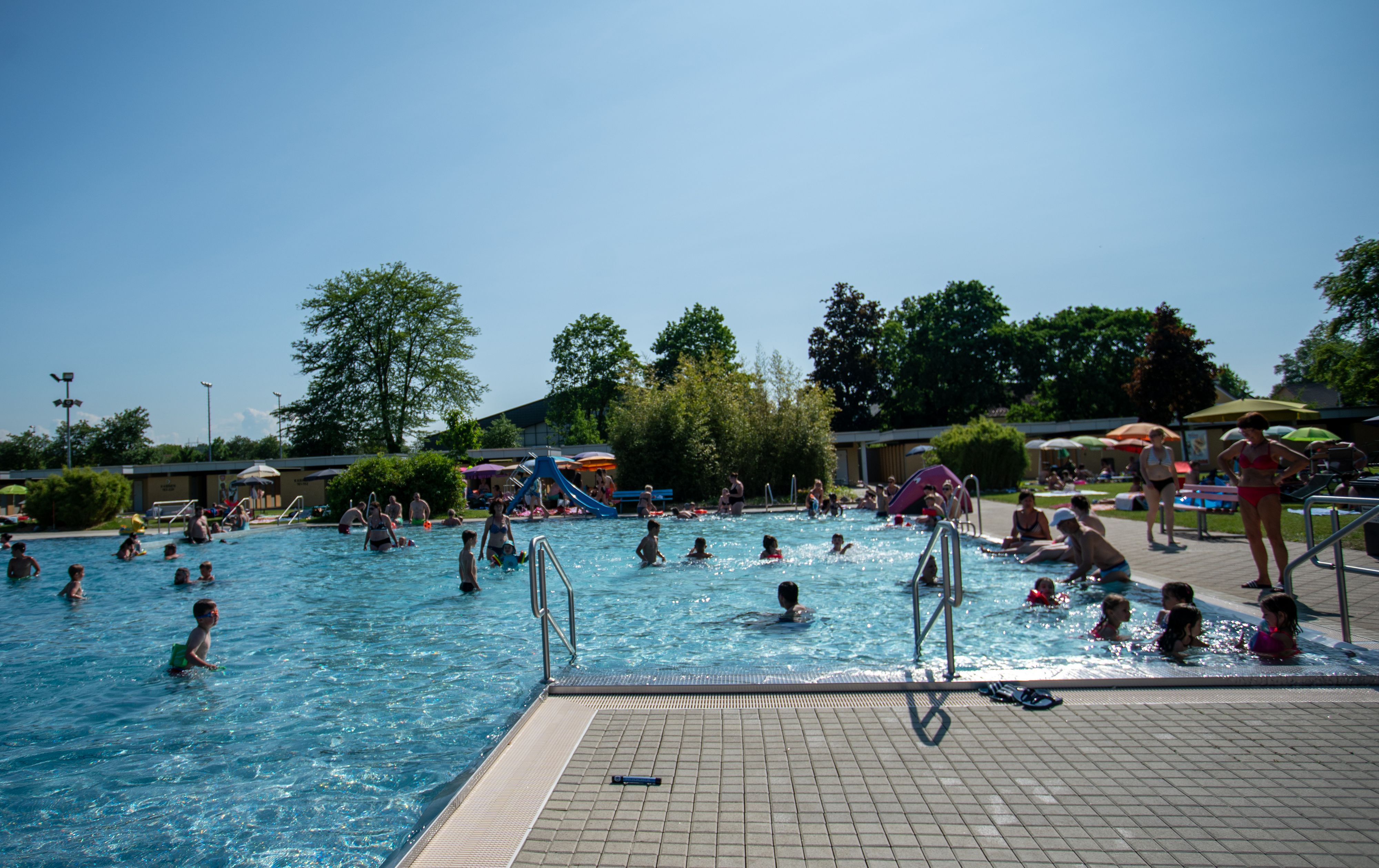 Aufgrund der Hitze-Welle bleiben die Freibäder in Salzburg länger offen.