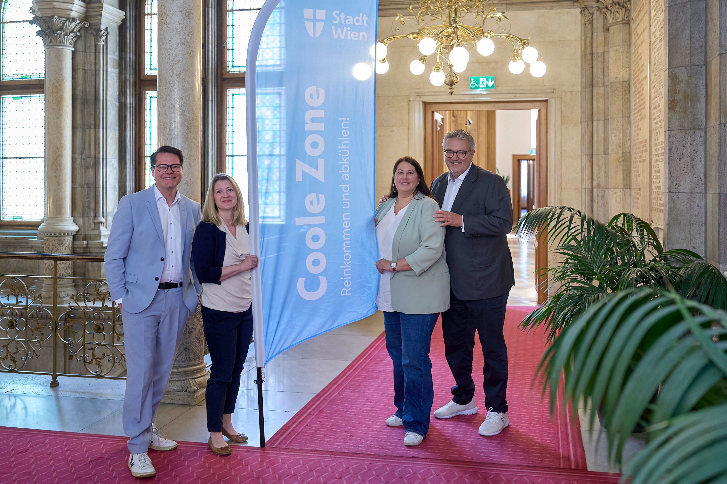 StR Jürgen Czernohorszky,Vbgm.in Bettina Emmerling, Vbgm.in Kathrin Gaal, und StR Peter Hacker, Rathaus freuen sich über die Eröffnung der neuen Cooling Zonen in Wien.