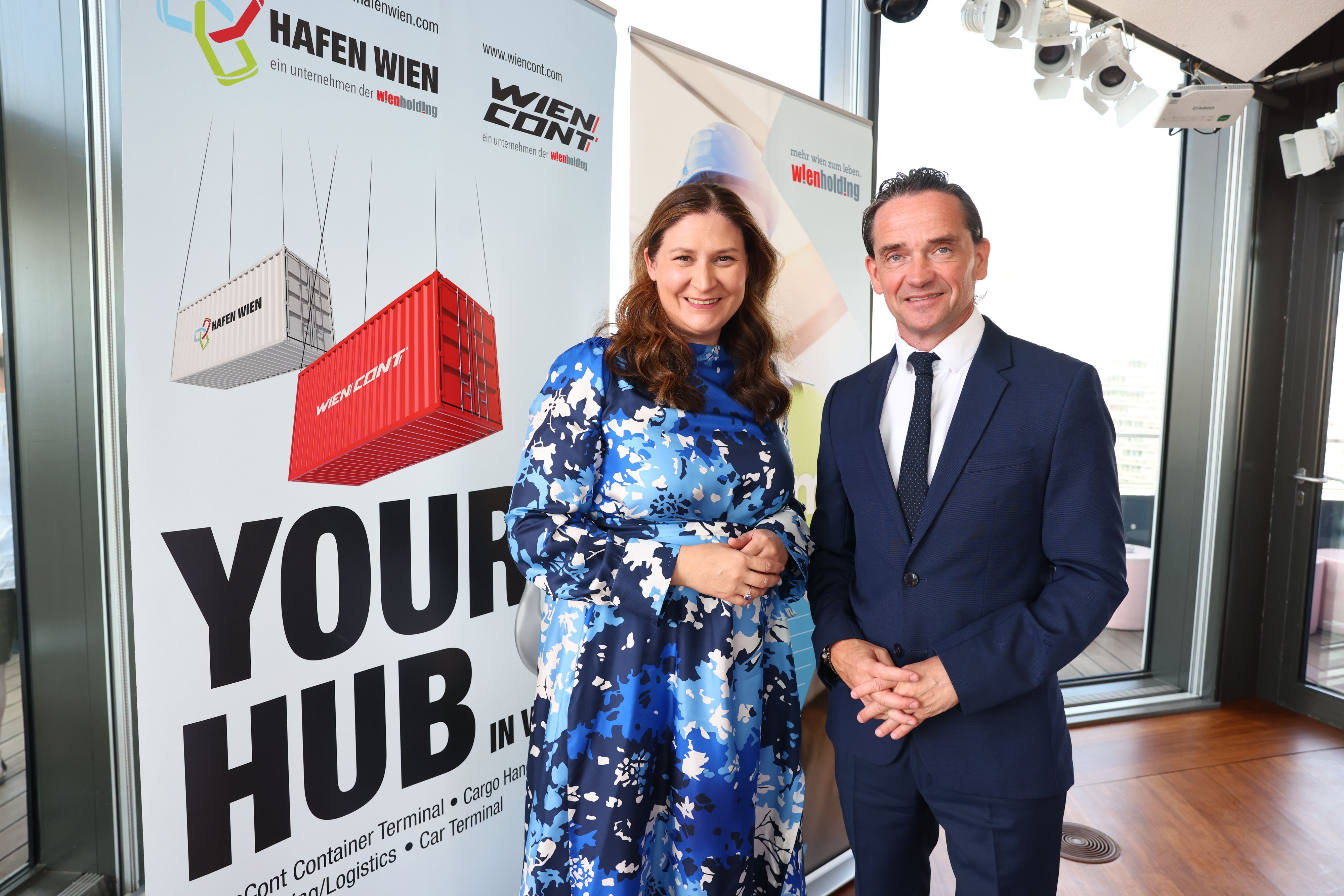 Wirtschafts-Stadträtin Barbara Novak (SP) und Wien-Holding-Chef Kurt Gollowitzer.