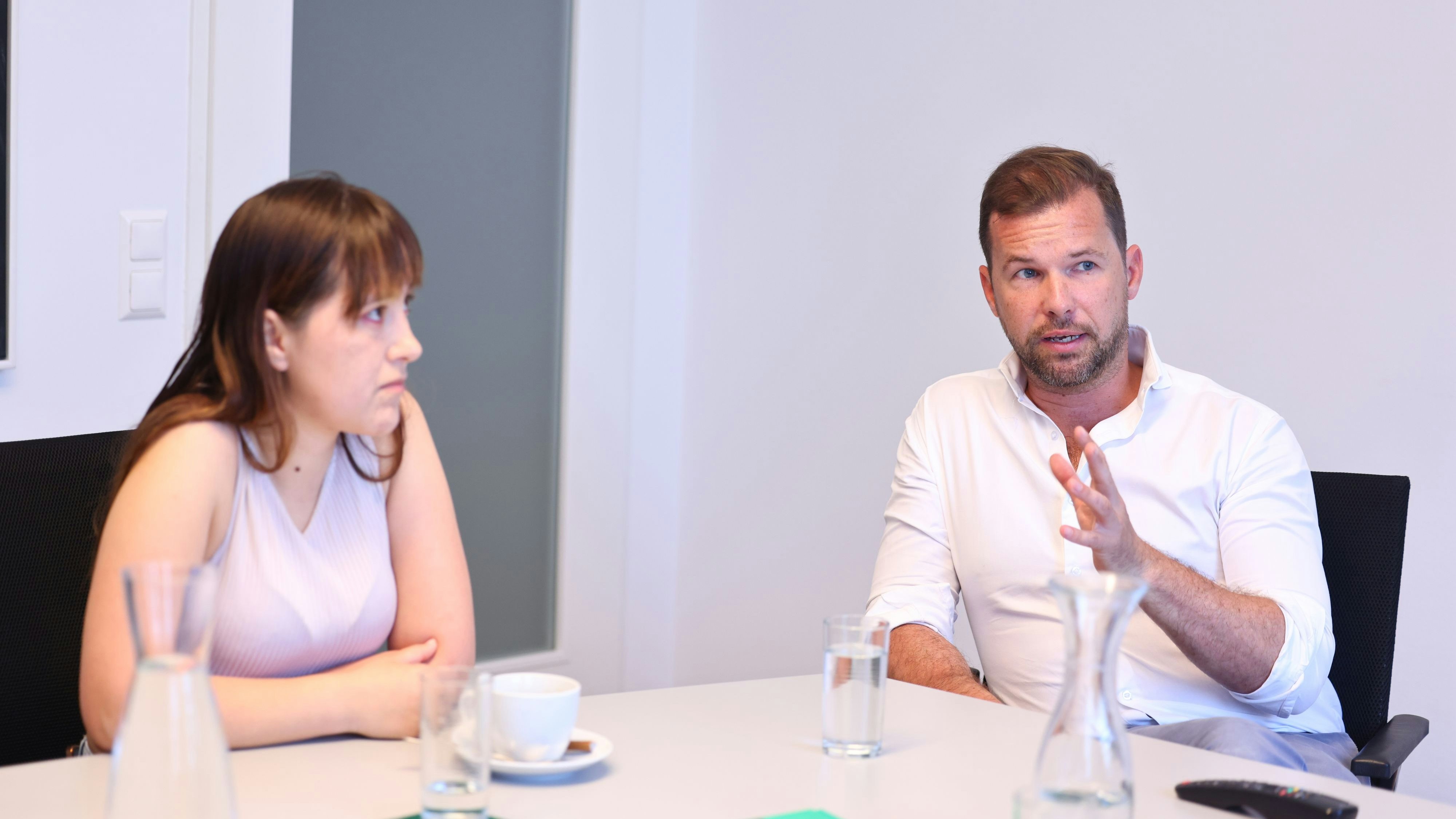 Pflegerin Lesly und Talent &amp; Care-Geschäftsführer Frederic Metlewicz im Interview.