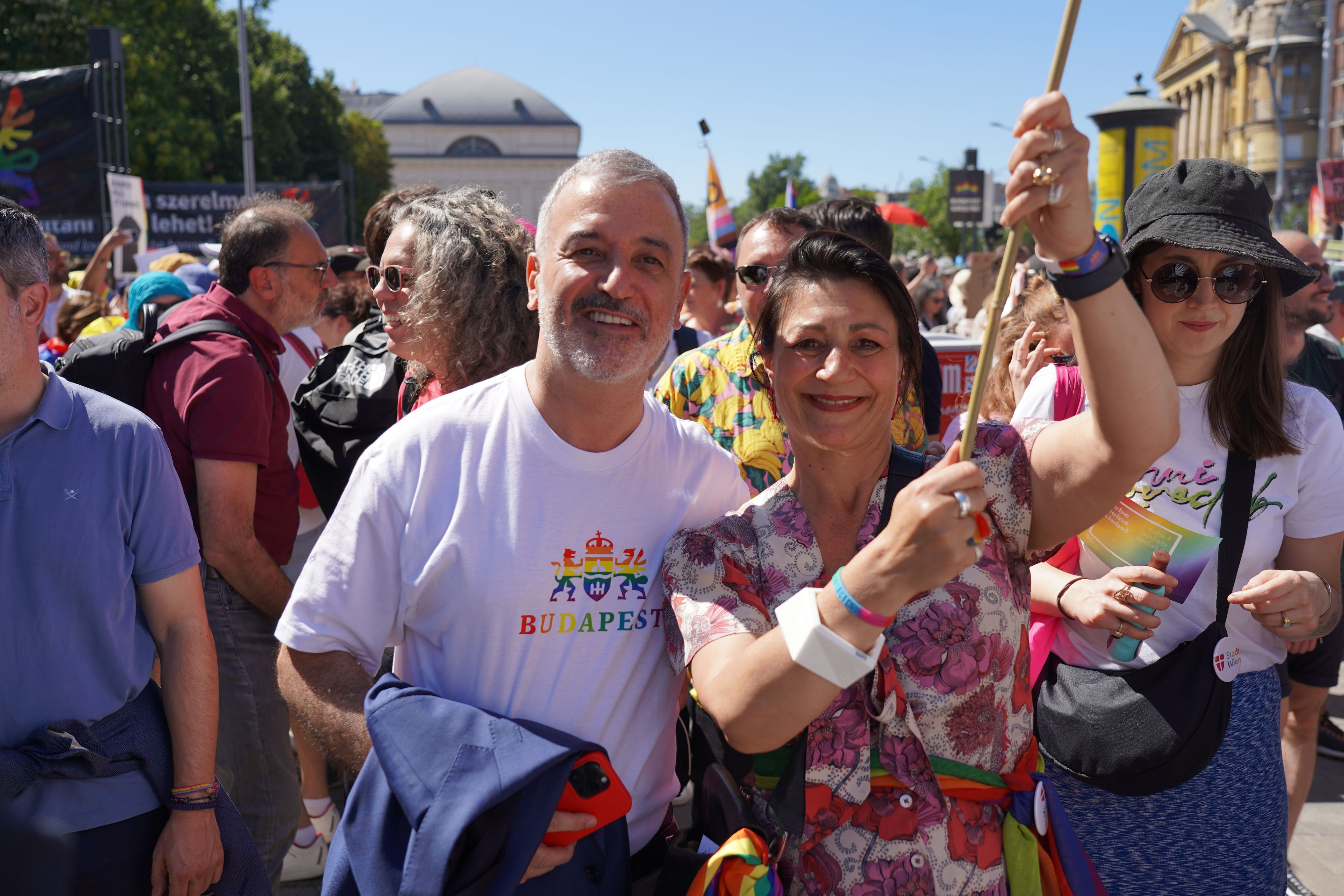 Bürgermeister von Barcelona Jaume Cuadrado und Wiens Kultur- und Wissenschaftsstadträtin Veronica Kaup-Hasler in Budapest. 