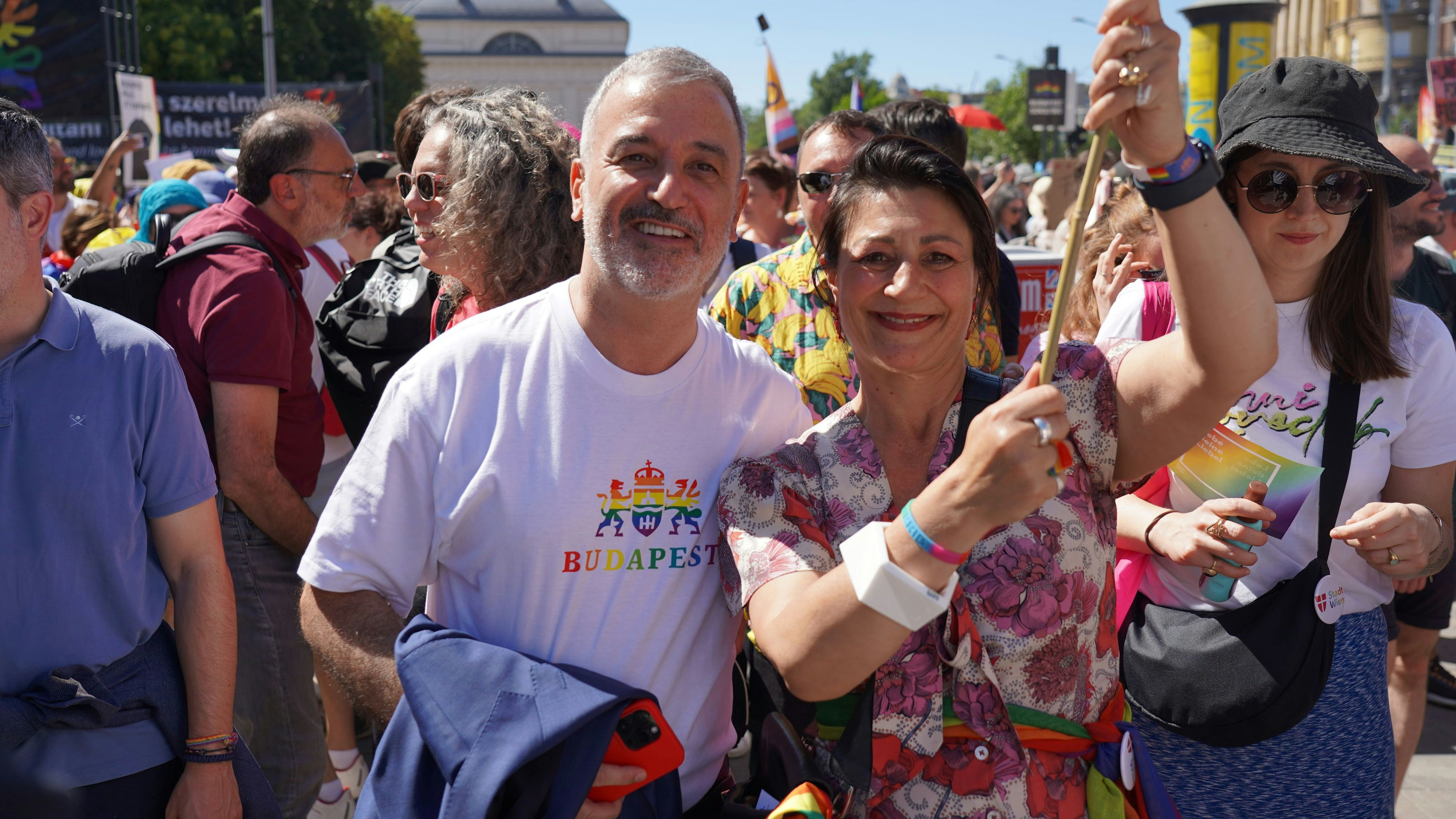 Heute.at - Bei Pride Parade: Kaup-Hasler zeigt Flagge in Budapest