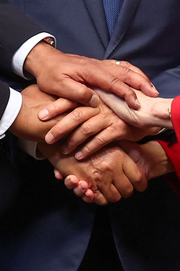 Hände zusammen beim EU-Gipfel in Brüssel: Polens Ministerpräsident Donald Tusk, der Präsident des EU-Rates Antonio Costa und Kommissions-Präsidentin Ursula von der Leyen