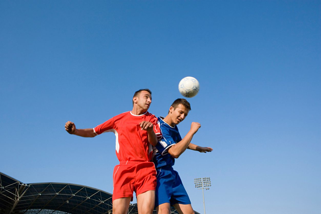 Bei einem Kopfball trifft der Ball mit dem 5- bis 60-fachen der Erdbeschleunigung auf den Schädel des Spielers.