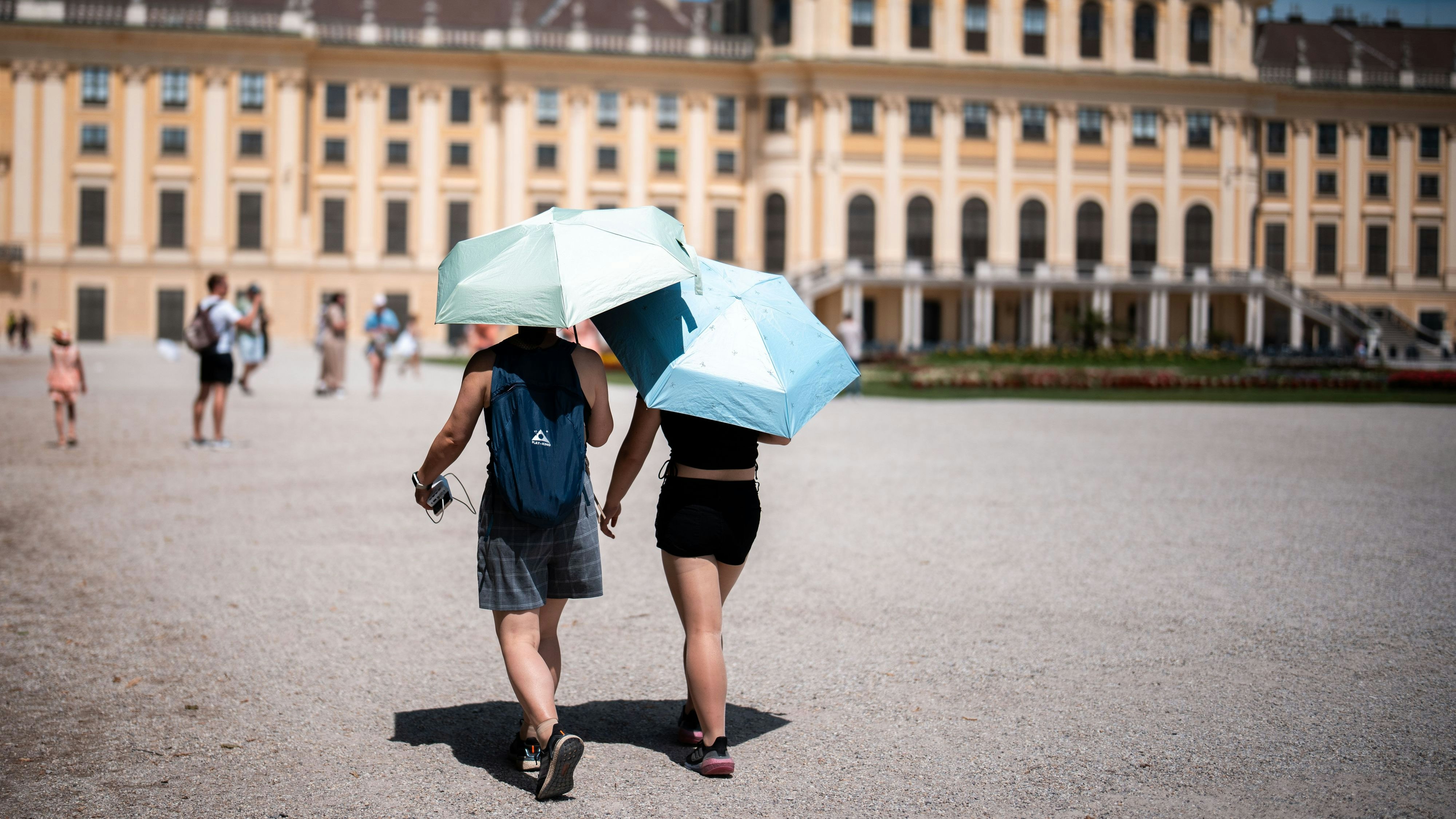 Sightseeing in Tanktop und Shorts: Was für Touristen vollkommen okay ist, kommt in vielen Büros gar nicht gut an
