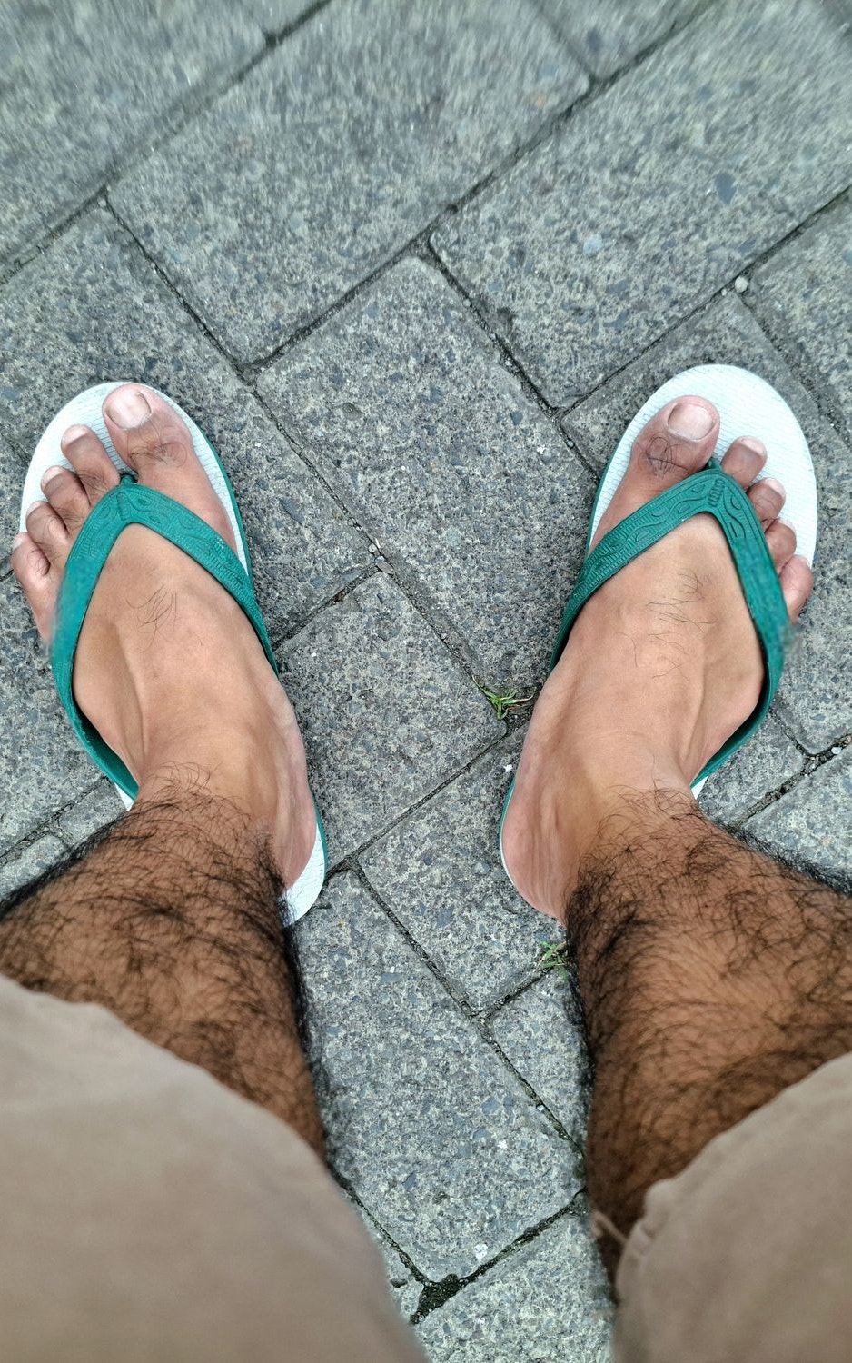 Darf ich bei Hitze mit Short und Flip-Flops in die Arbeit gehen?