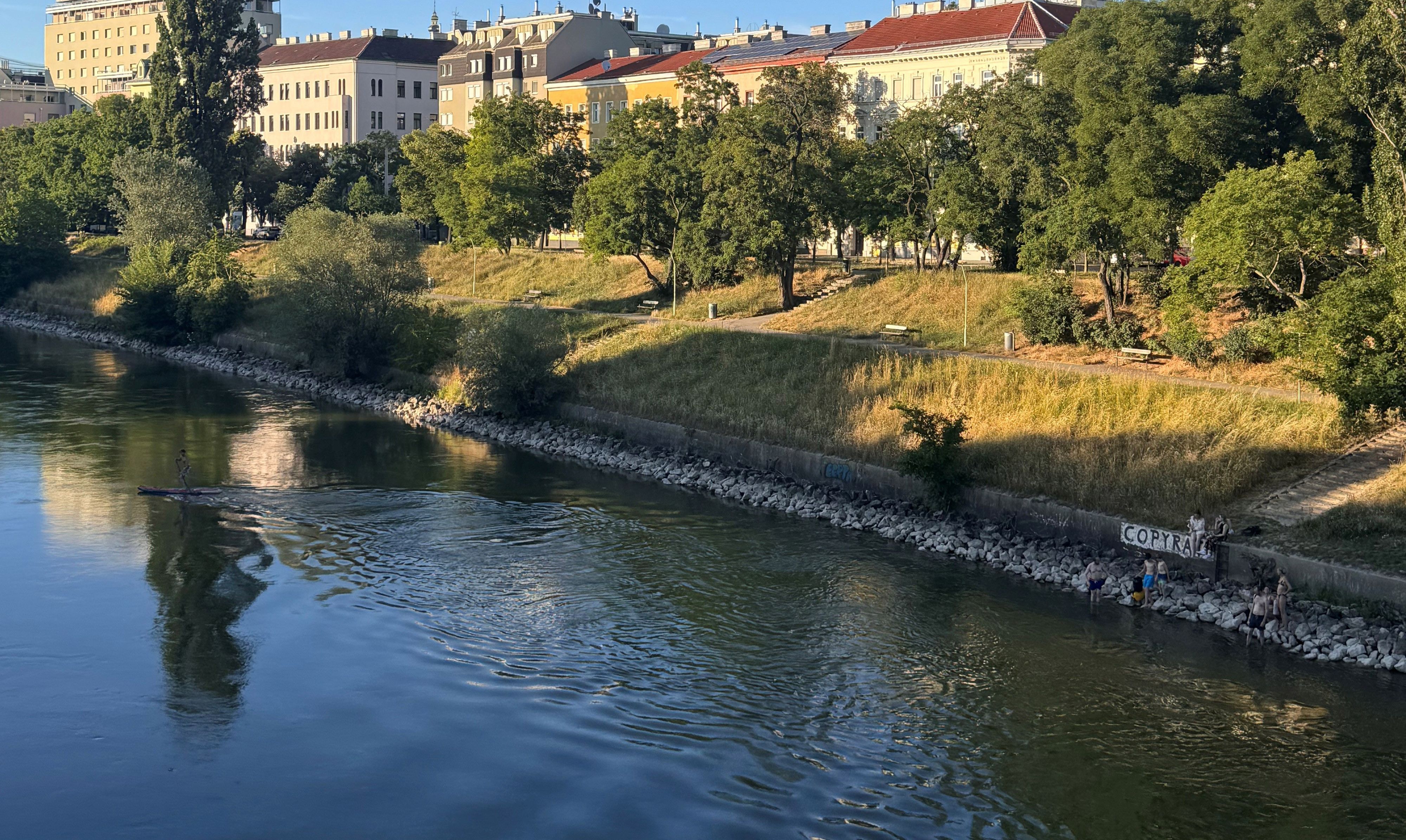 In der Wiener Donaustadt gehen die Ersten bereits in den Donaukanal.