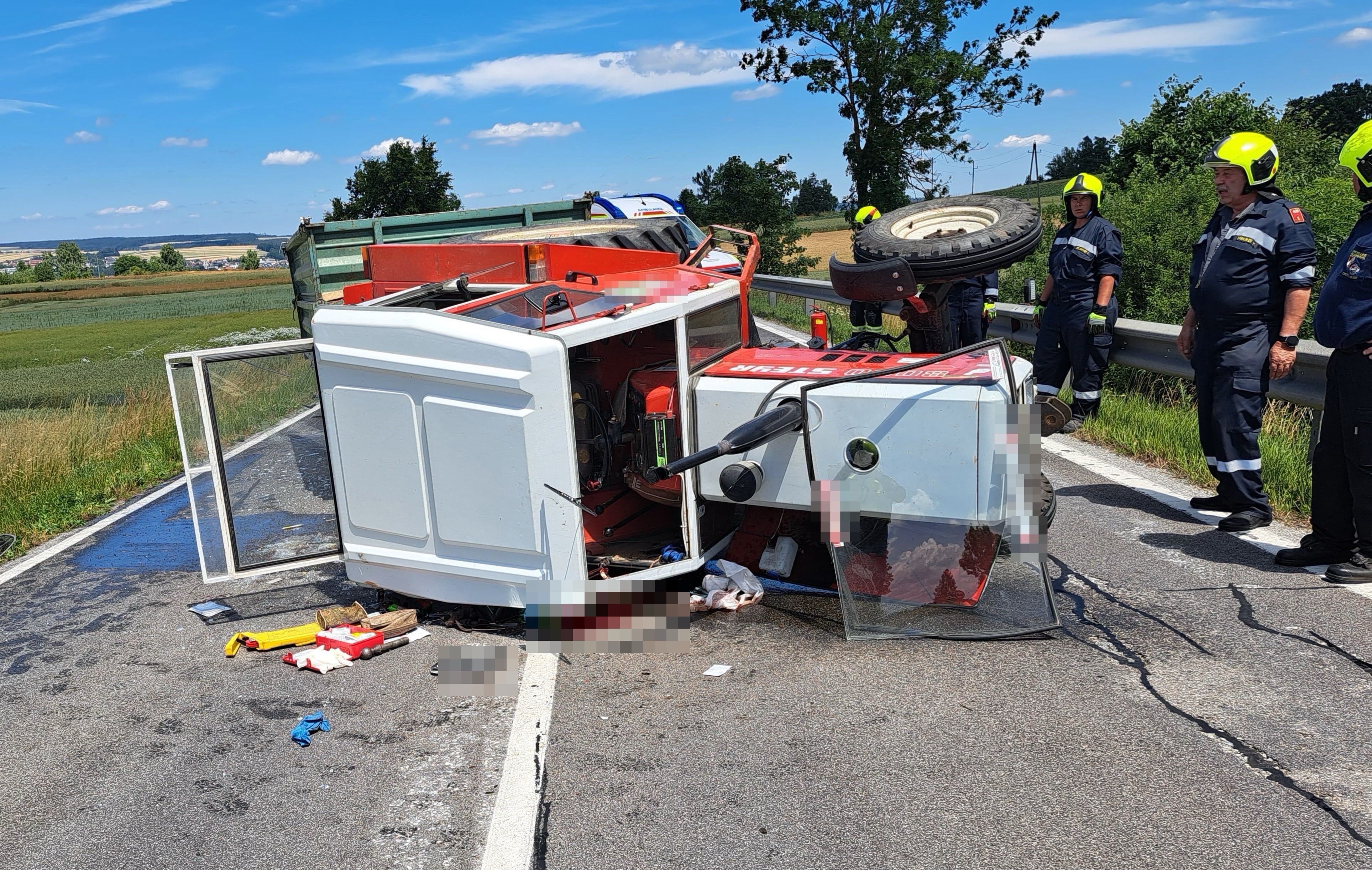 Schwerer Traktor-Crash: Die Mitglieder der Feuerwehr Zwettl-Stadt waren stark gefragt.