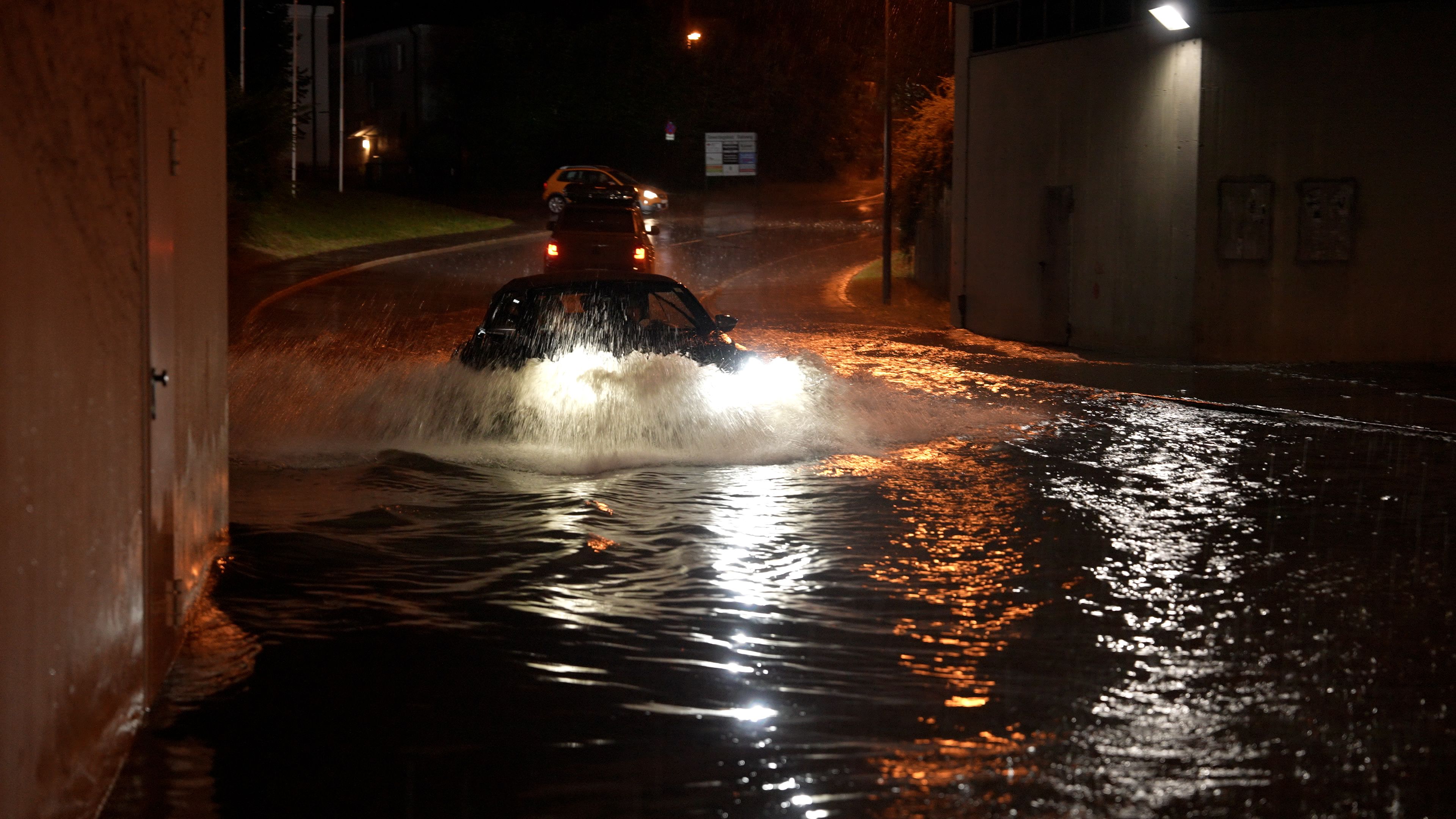 Autofahrer wurden überrascht und schossen durch die überflutete Unterführung. 