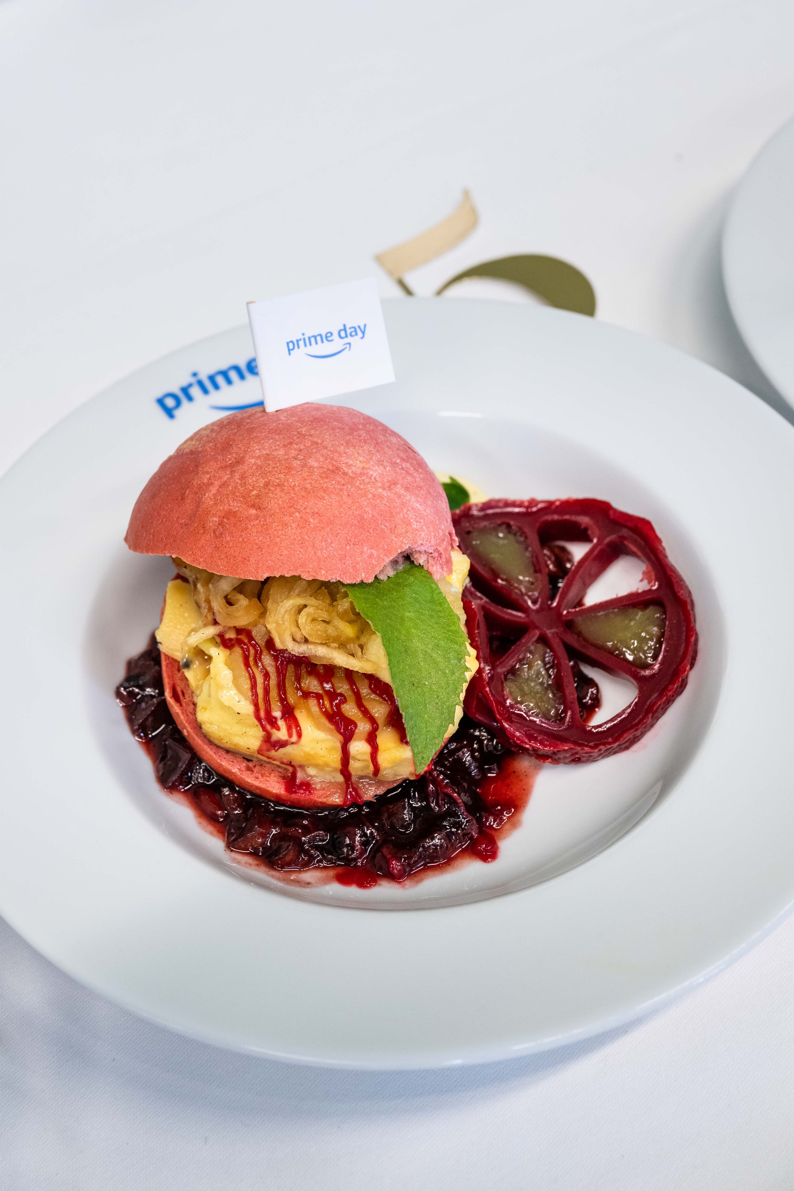 Josefs Kaiserschmarren-Burger: Das Essiggurkerl wird zu eingelegtem Apfel, Fleischlaberl zum Kaiserschmarren-Patty und Ketchup zu Himbeergel.