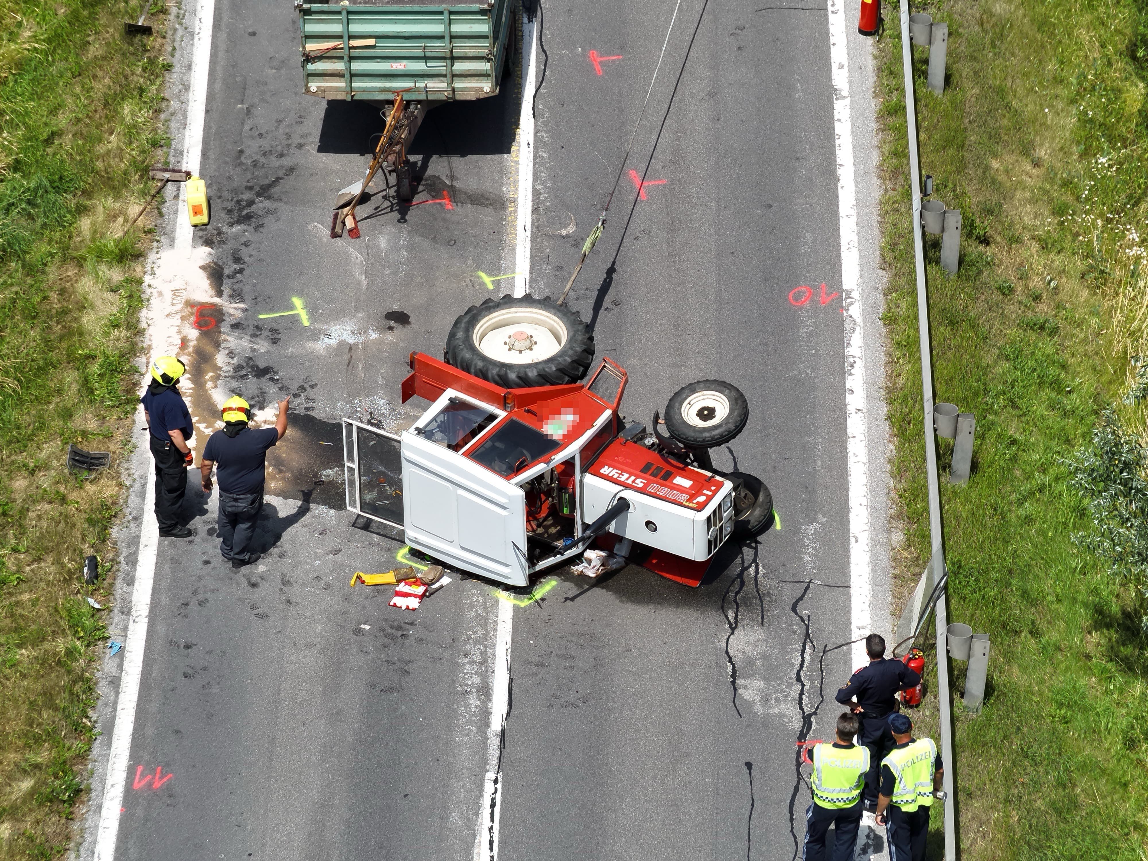 Der Traktor blockierte die Autobahn.